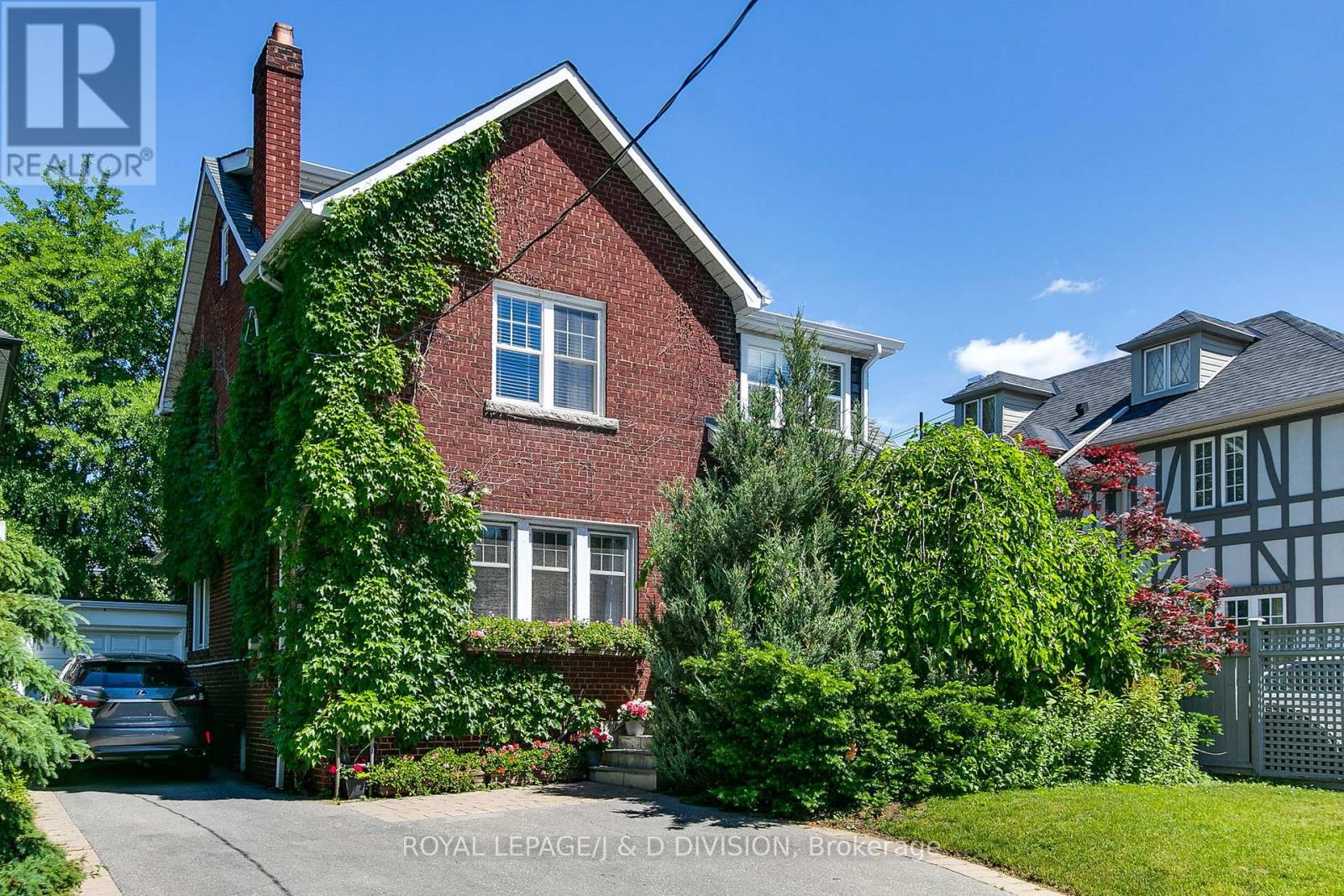 MLS® listing #29906883 for sale located at 30 CHAPLIN CRESCENT