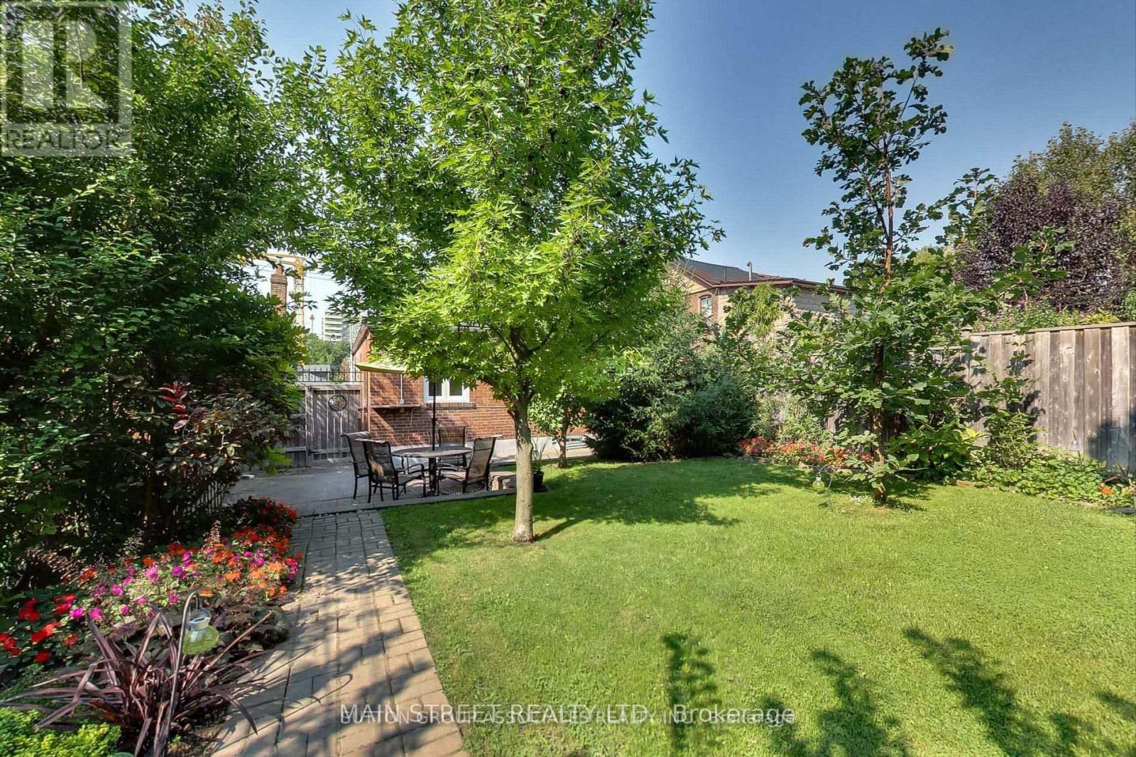 MLS® listing #29910276 for sale located at 595 NORTHCLIFFE BOULEVARD