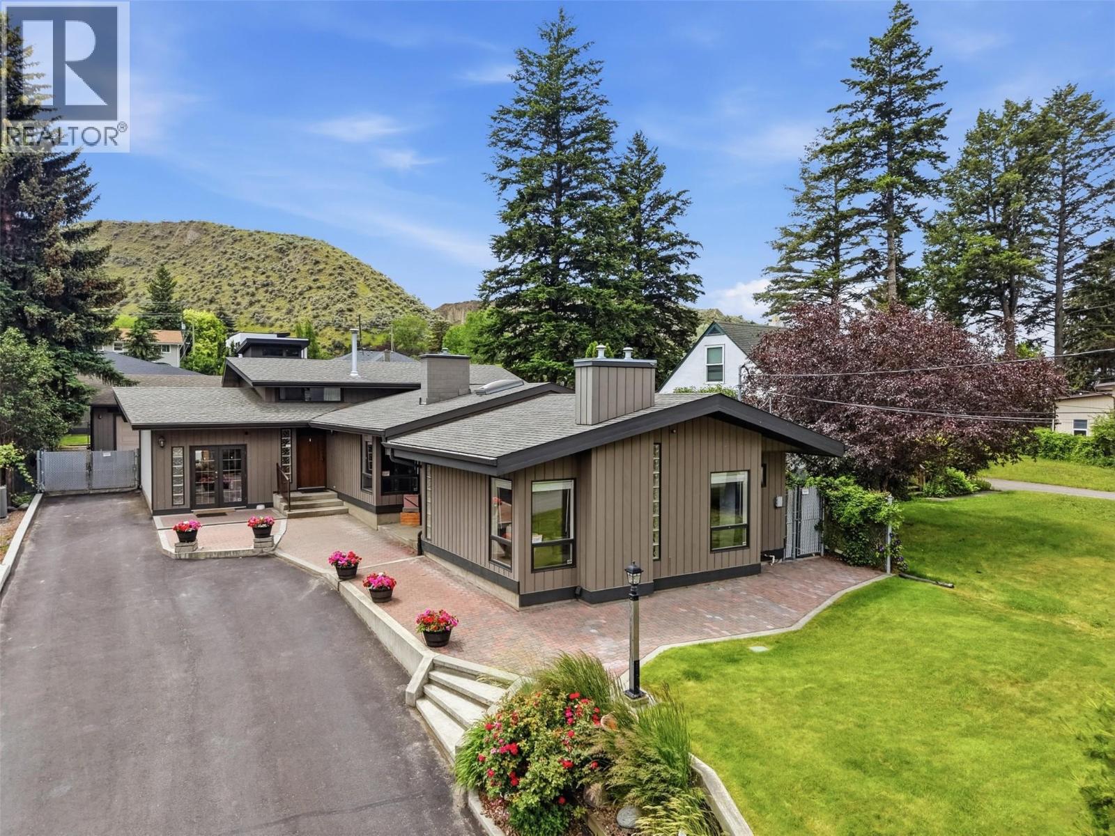 MLS® listing #29913236 for sale located at 2245 CRESCENT Drive