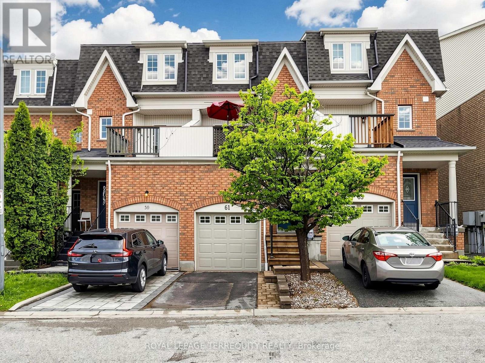 MLS® listing #29915290 for sale located at 61 SPRUCEDALE WAY