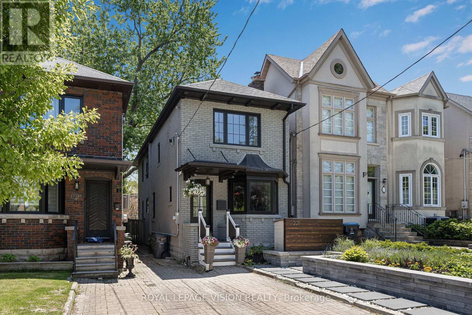 MLS® listing #29917114 for sale located at 221 BEDFORD PARK AVENUE