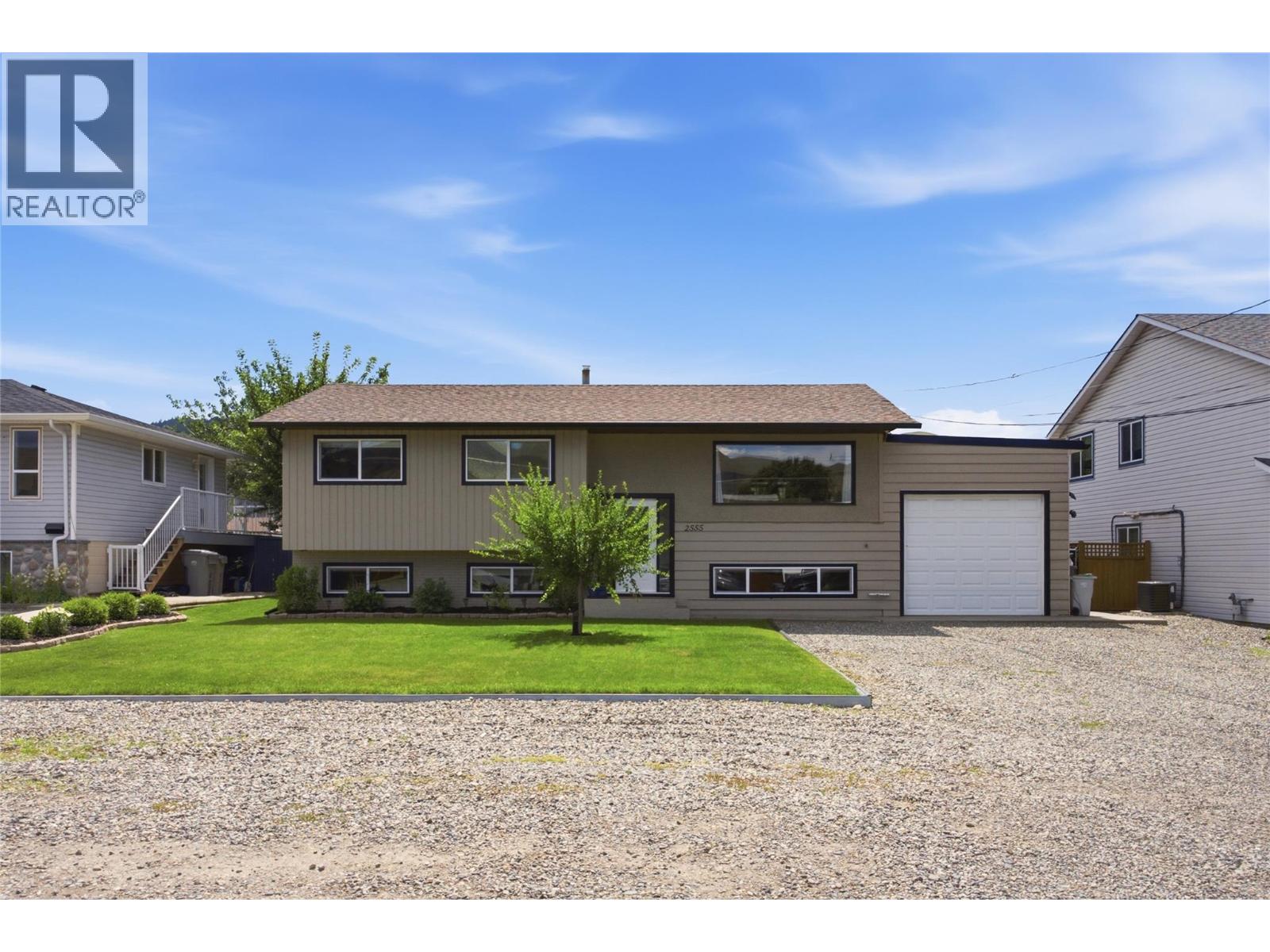 MLS® listing #29918477 for sale located at 2555 GLENVIEW Avenue