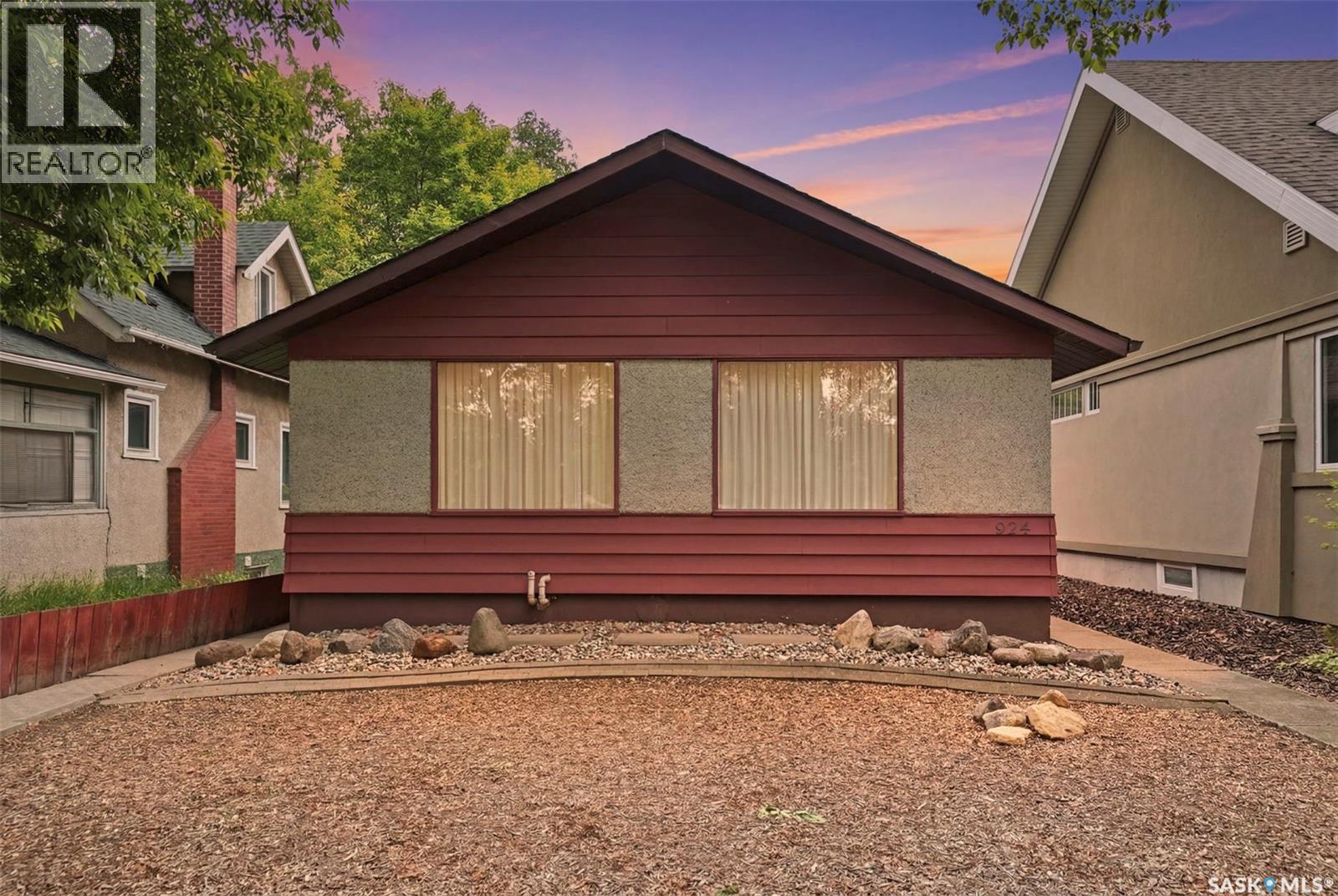 MLS® listing #29920775 for sale located at 924 9th AVENUE N