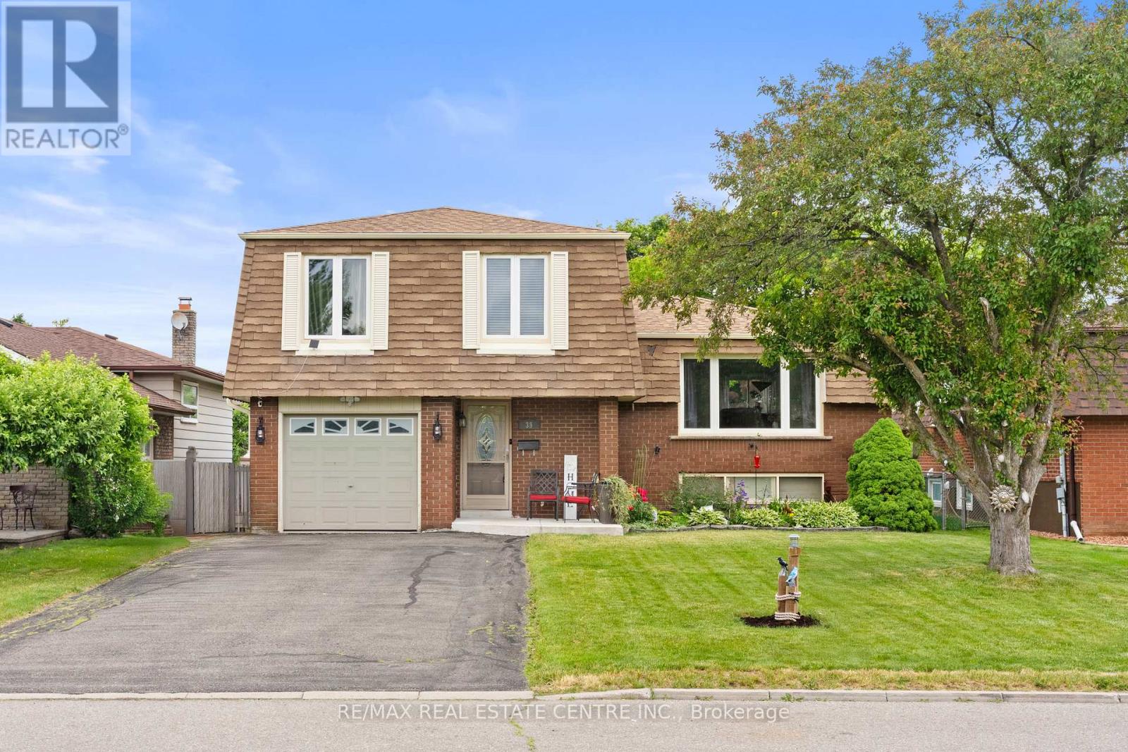 MLS® listing #29923988 for sale located at 39 GRASSMERE CRESCENT