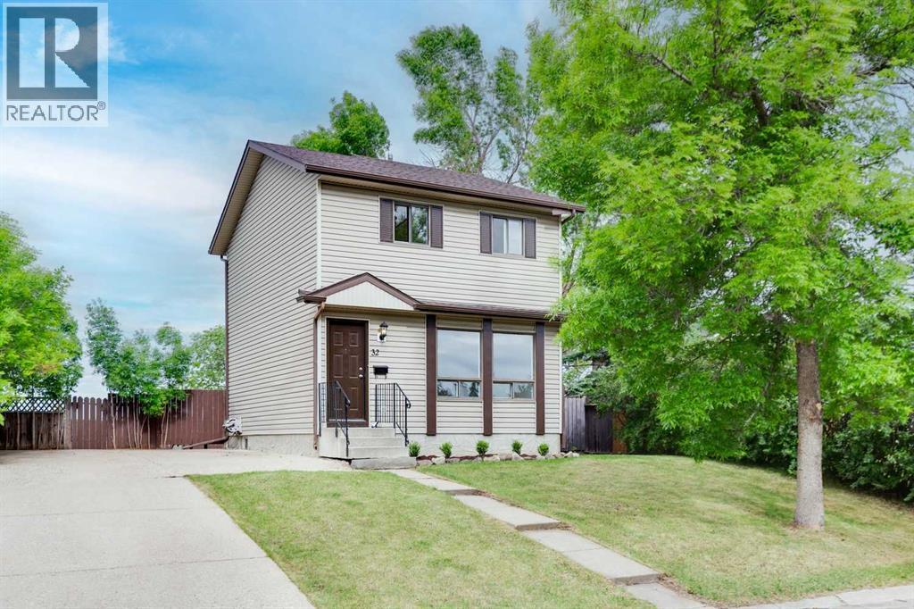 MLS® listing #29924708 for sale located at 32 Castleglen Way NE