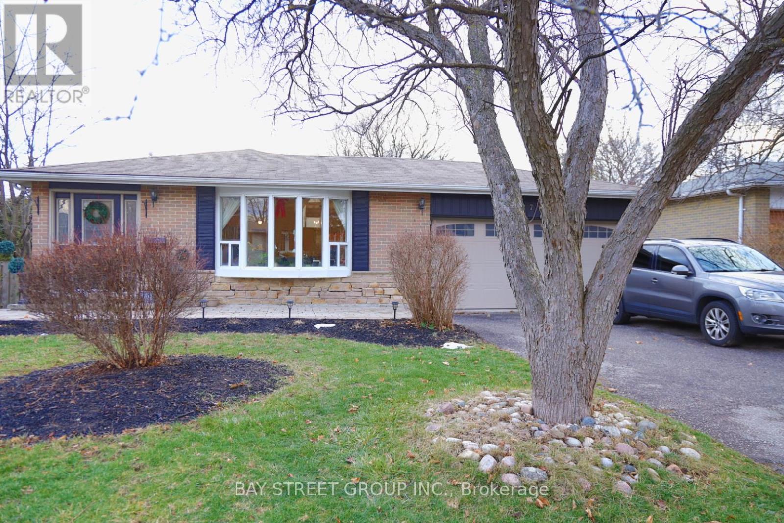 MLS® listing #29932608 for sale located at 27 STORNOWAY CRESCENT