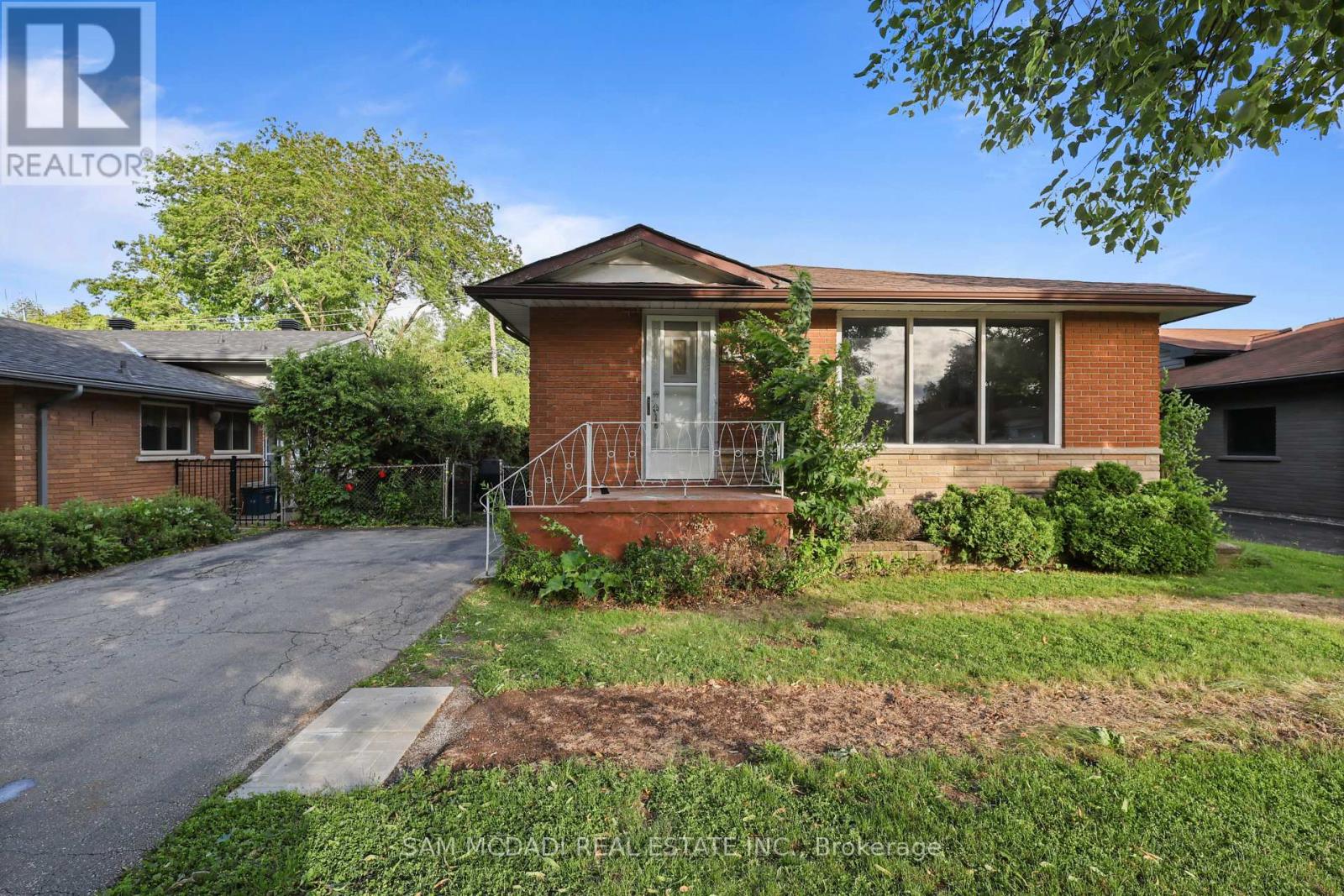 MLS® listing #29933393 for sale located at 3456 REXWAY DRIVE