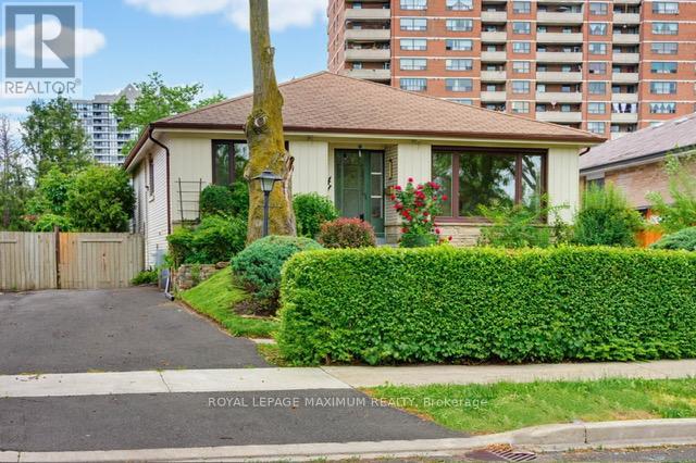 MLS® listing #29933534 for sale located at 41 STRATHAVON DRIVE