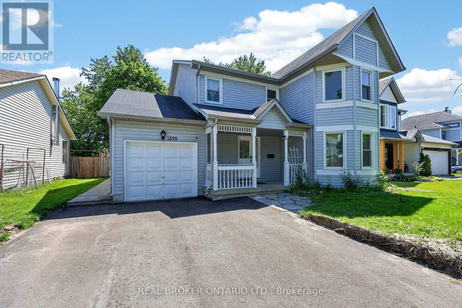 MLS® listing #29935318 for sale located at UPPER - 1895 APPLEWOOD AVENUE