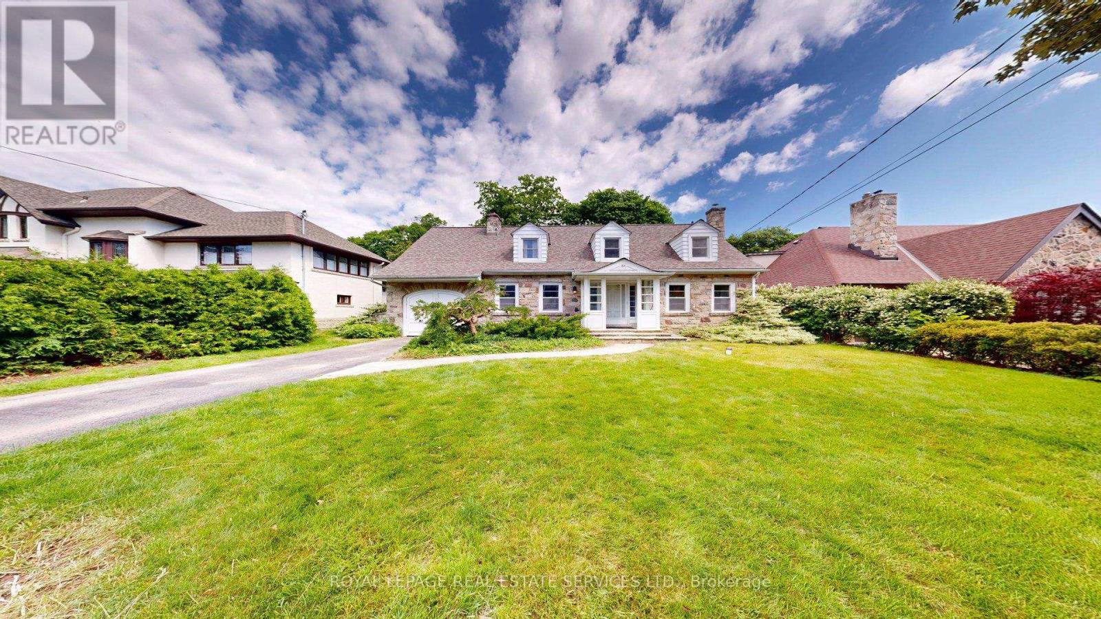 MLS® listing #29935351 for sale located at 31 BURNHAMTHROPE PARK BOULEVARD