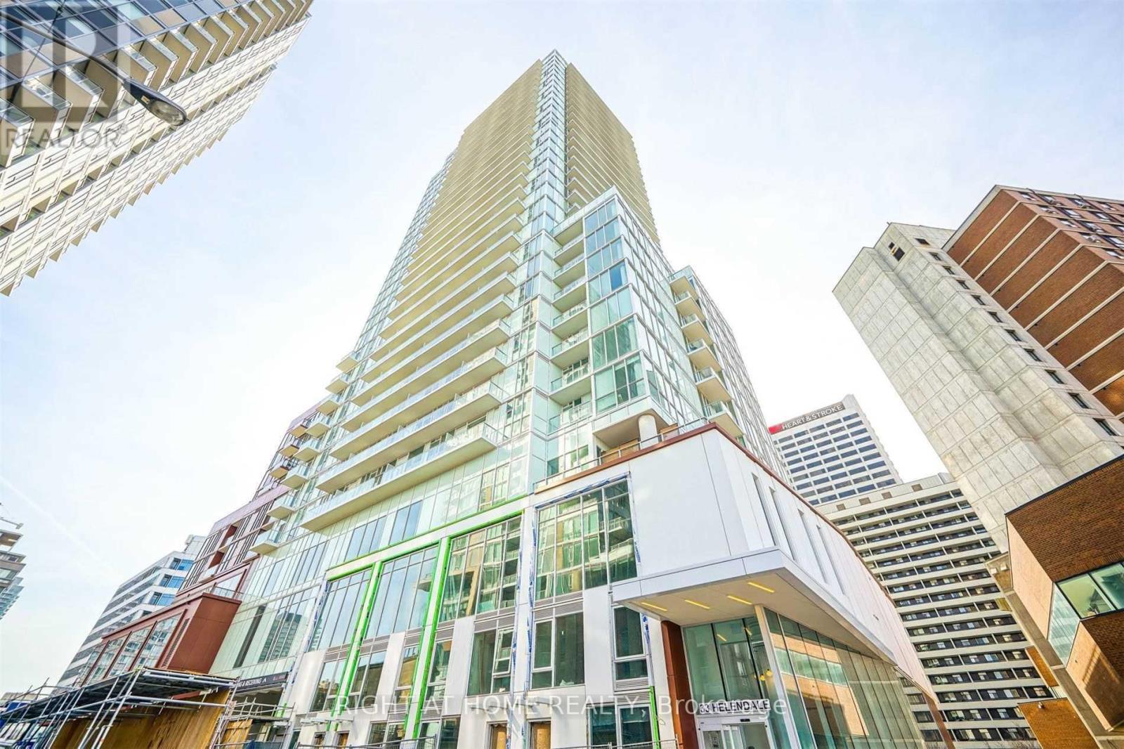MLS® listing #29936049 for sale located at 2008 - 33 HELENDALE AVENUE