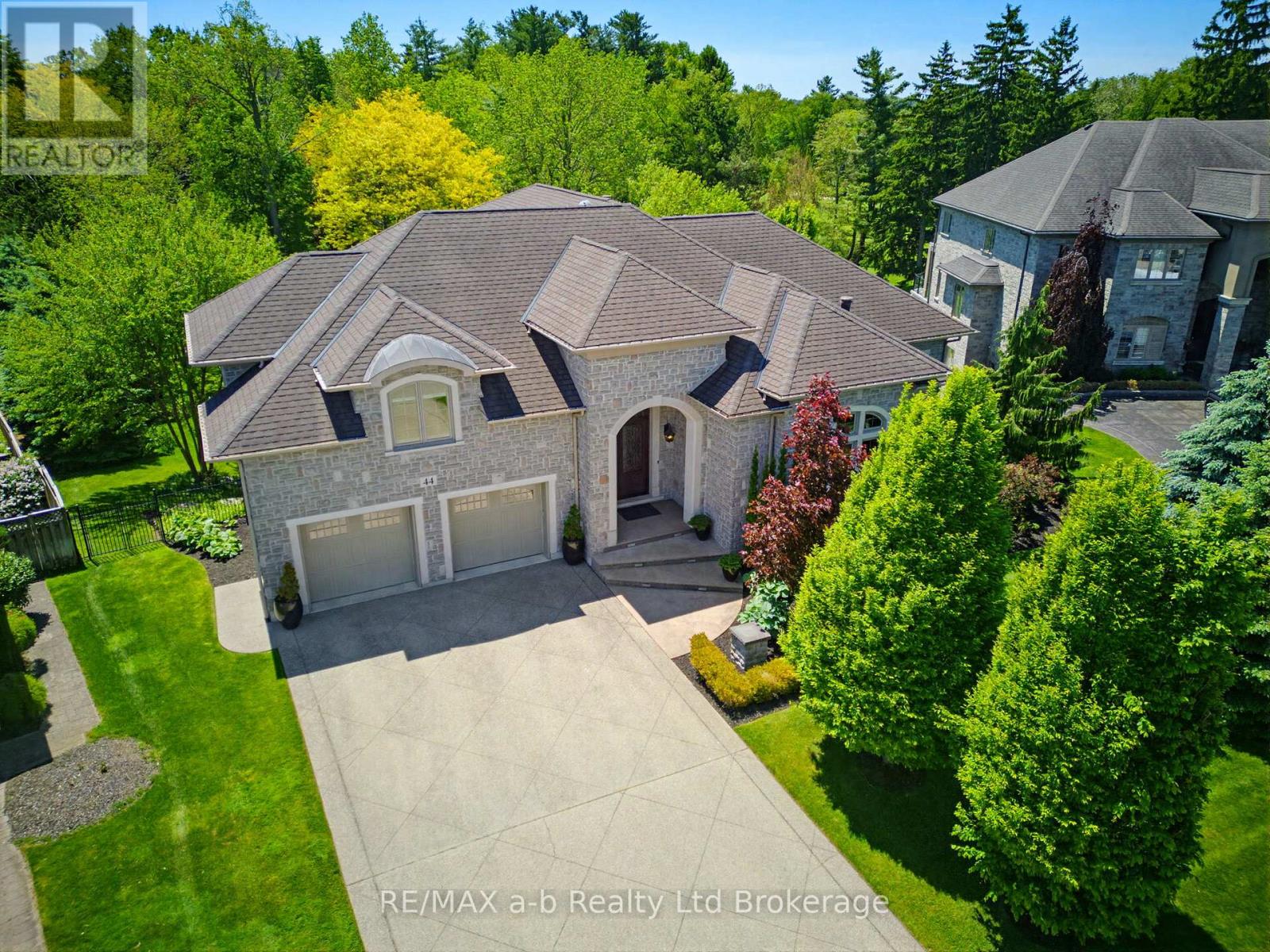 MLS® listing #29936359 for sale located at 44 YEAGER AVENUE
