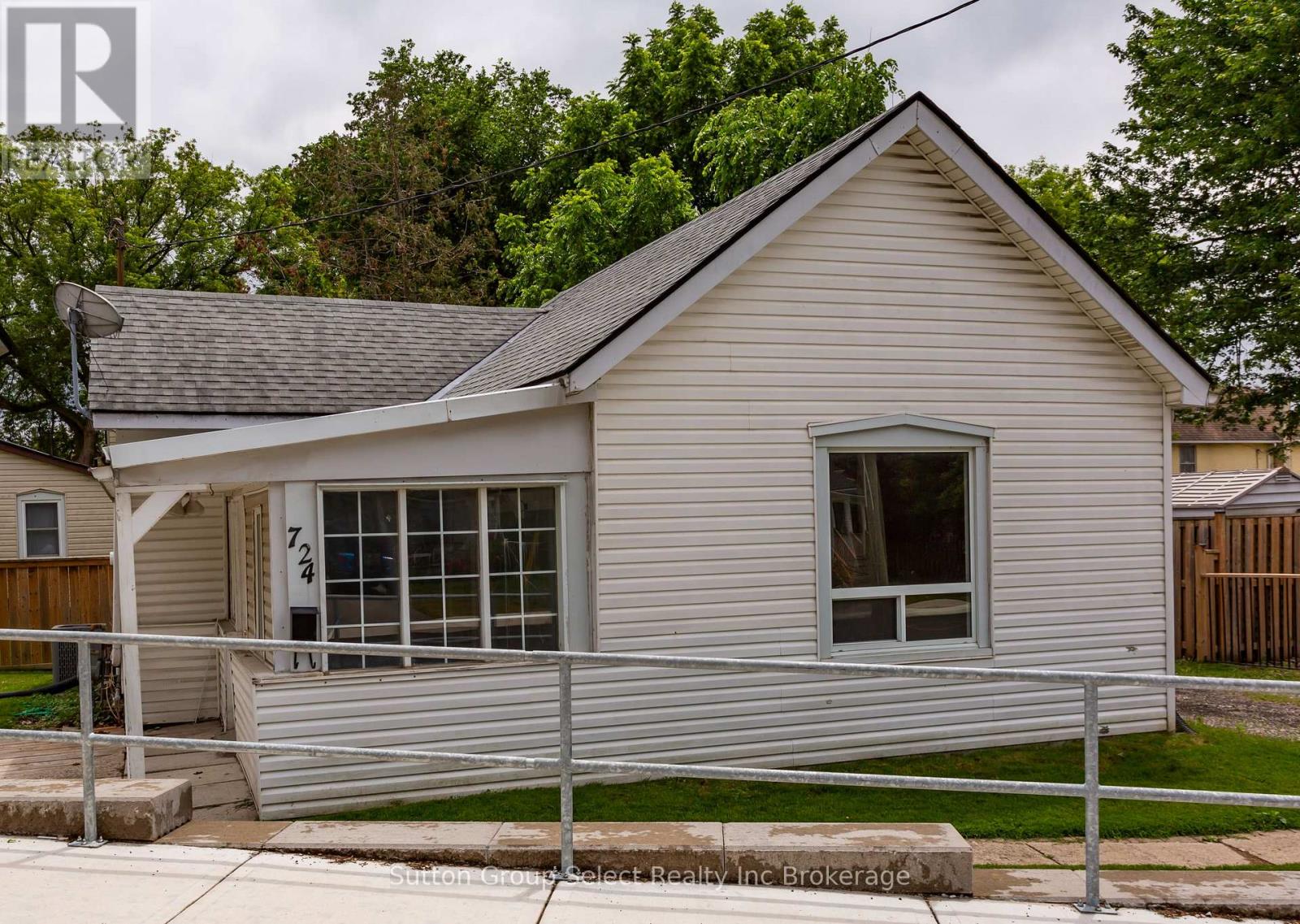 MLS® listing #29940658 for sale located at 724 RATHBOURNE AVENUE