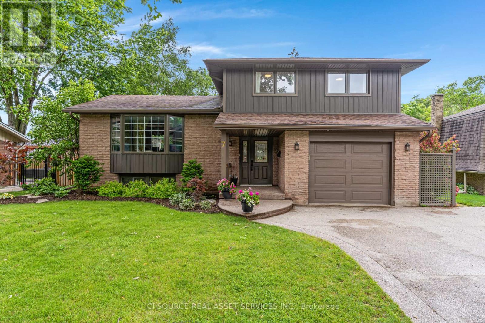 MLS® listing #29940659 for sale located at 7 BLUE HERON COURT