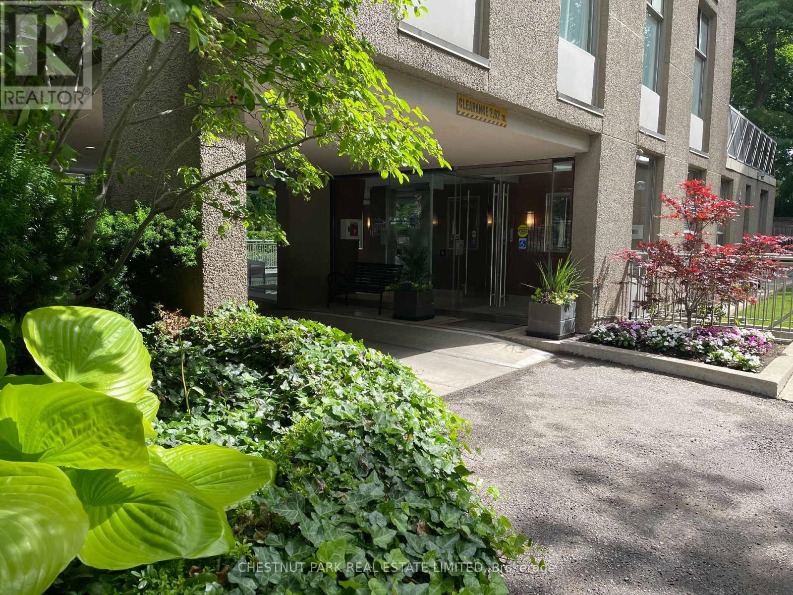 MLS® listing #29940680 for sale located at 8 - 423 AVENUE ROAD