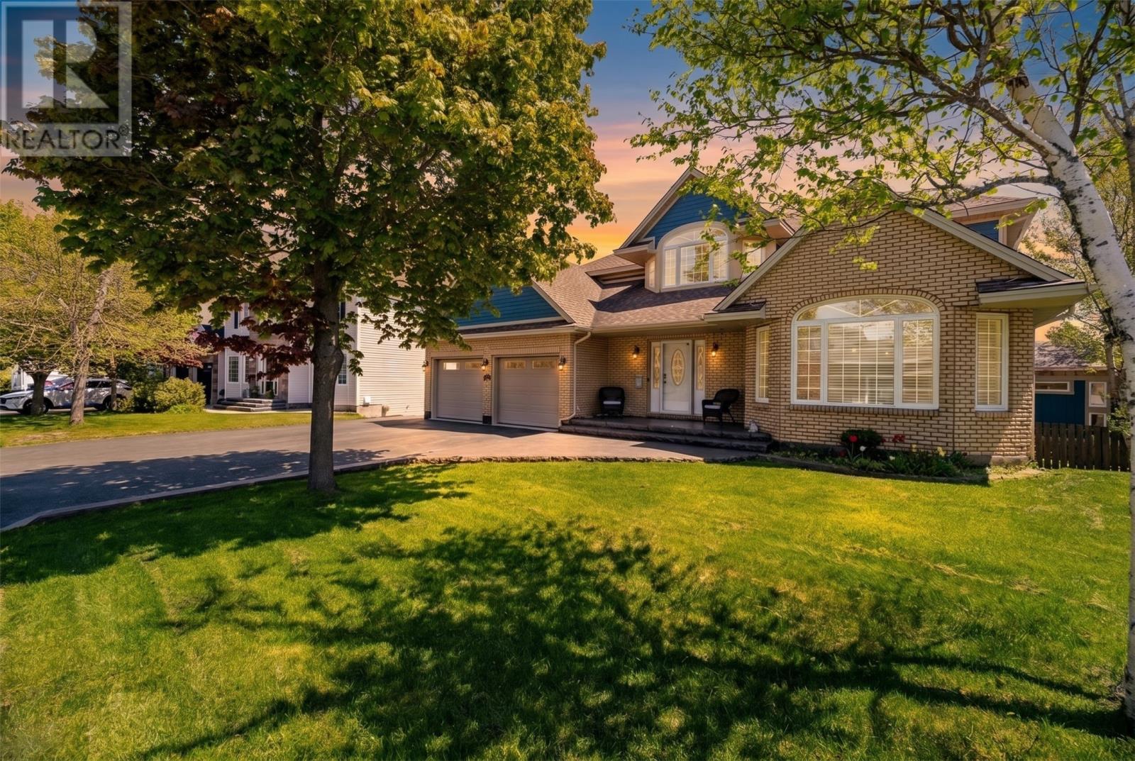 MLS® listing #29941170 for sale located at 3 Royal Sovereign Close