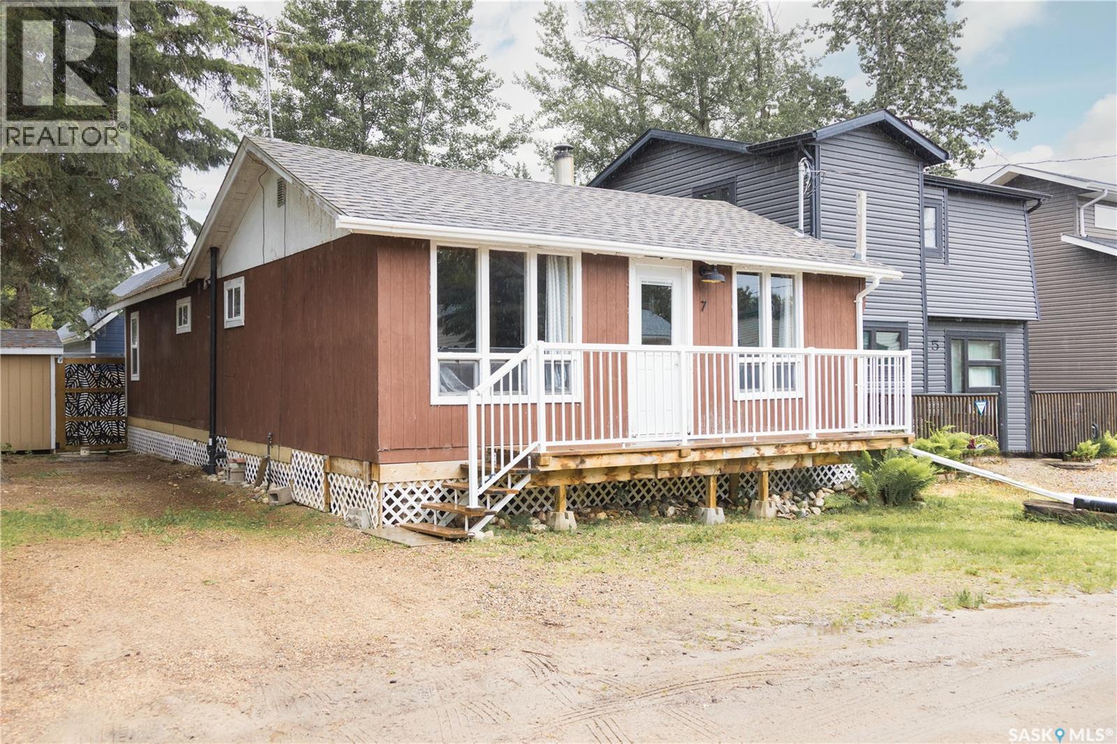 MLS® listing #29947039 for sale located at 7 8th STREET