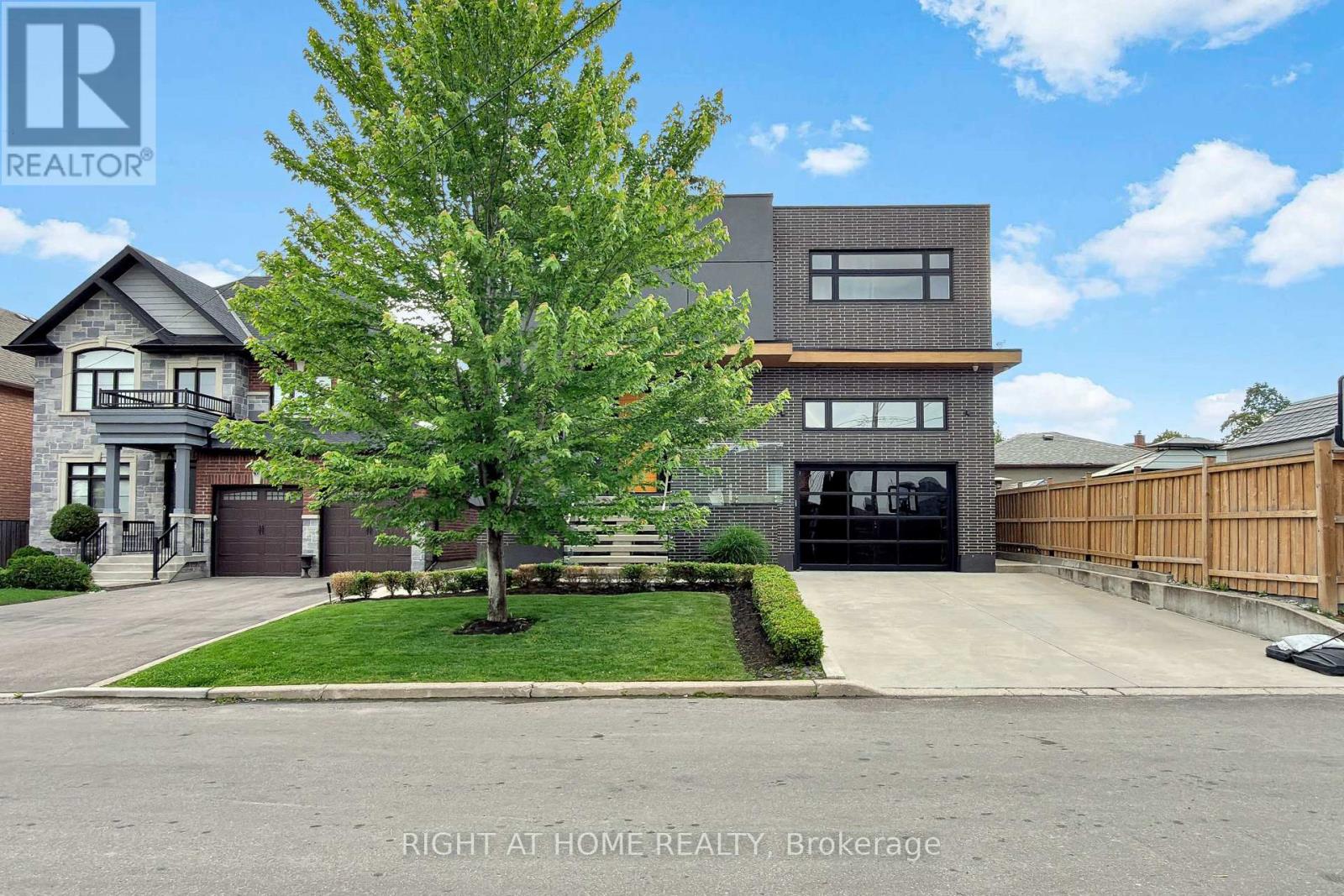 MLS® listing #29948339 for sale located at 2931 LANSDOWNE AVENUE