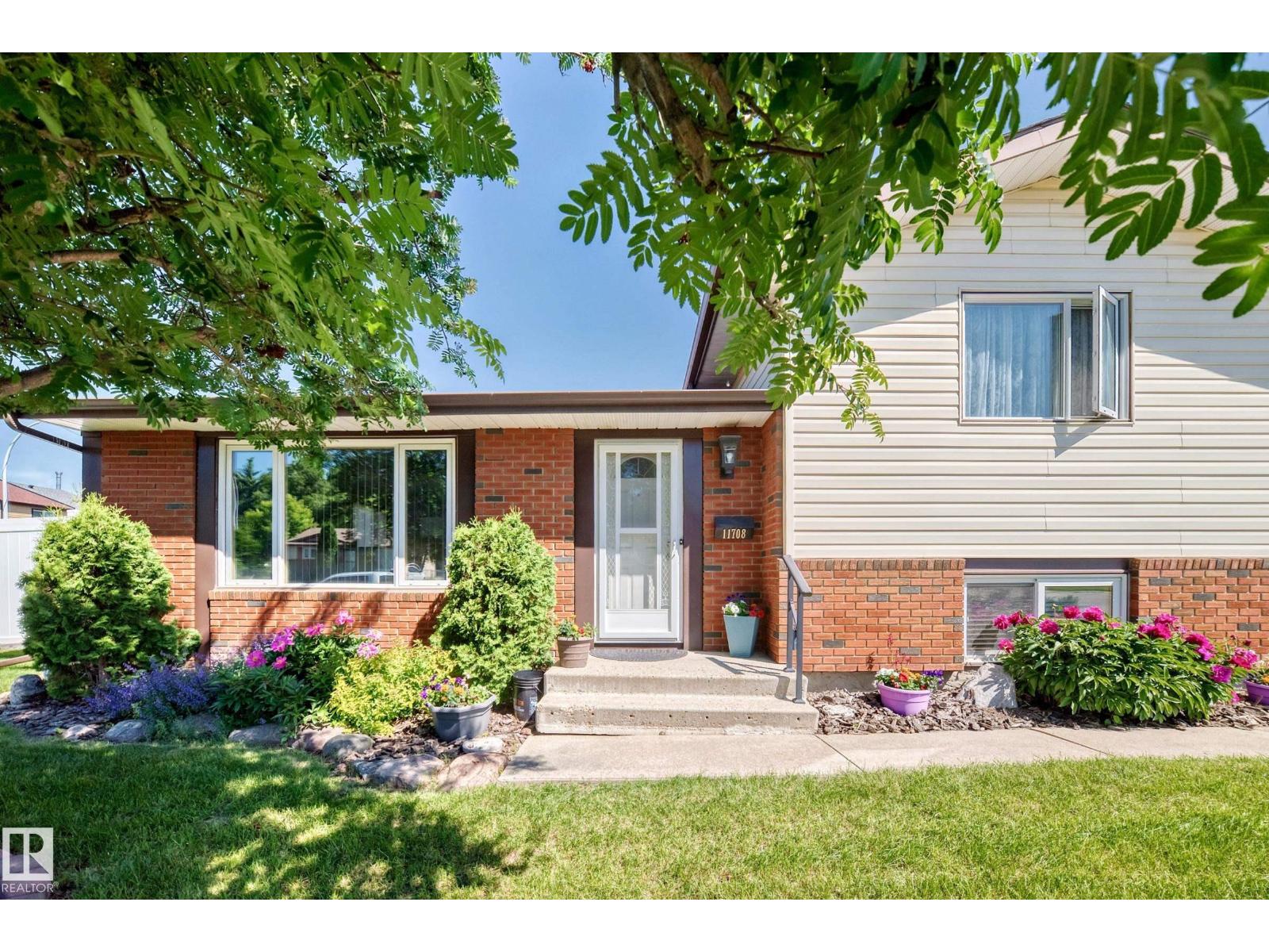 MLS® listing #29950891 for sale located at 11708 138 AV NW NW