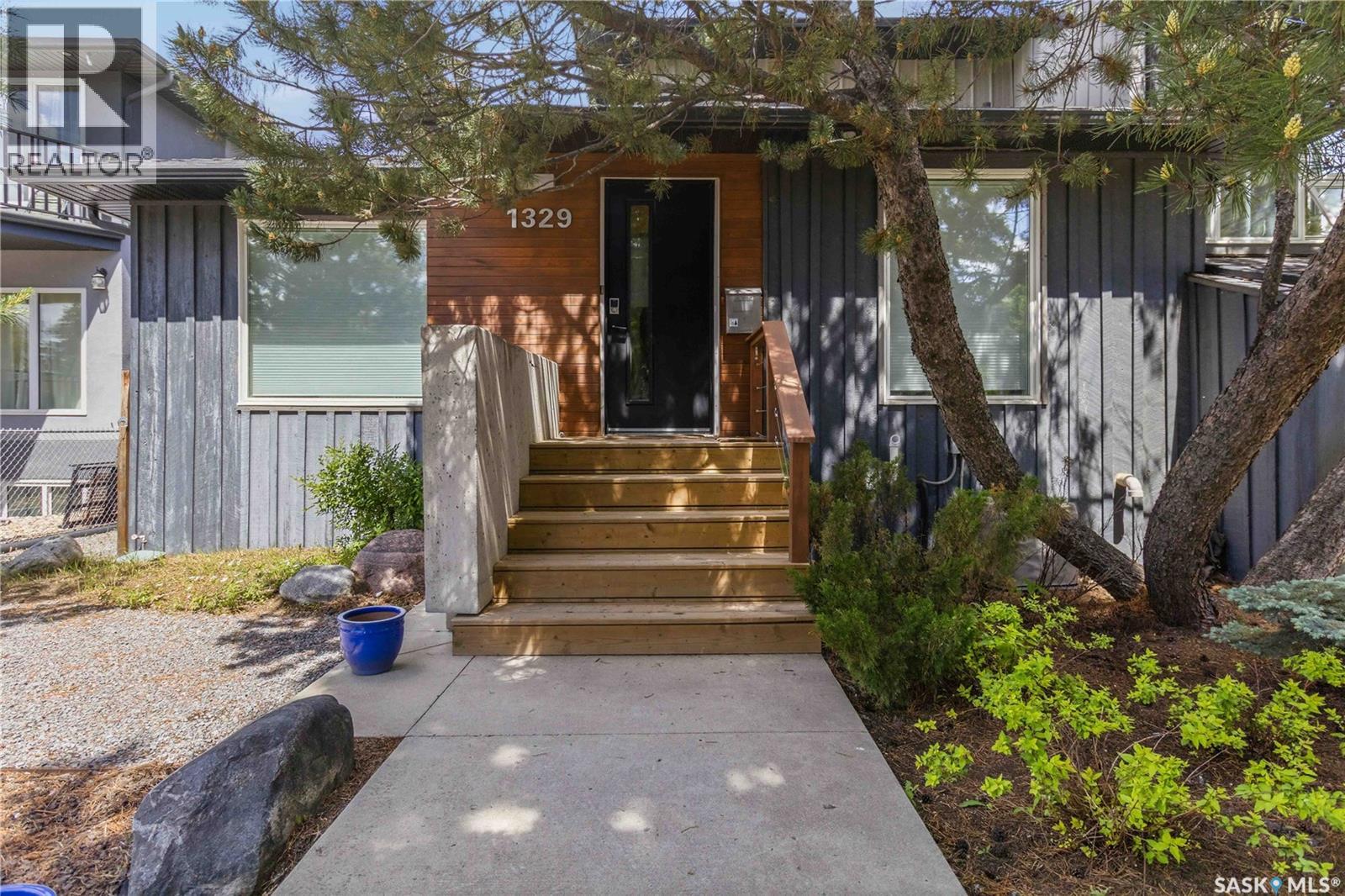 MLS® listing #29951314 for sale located at 1329 14th STREET E