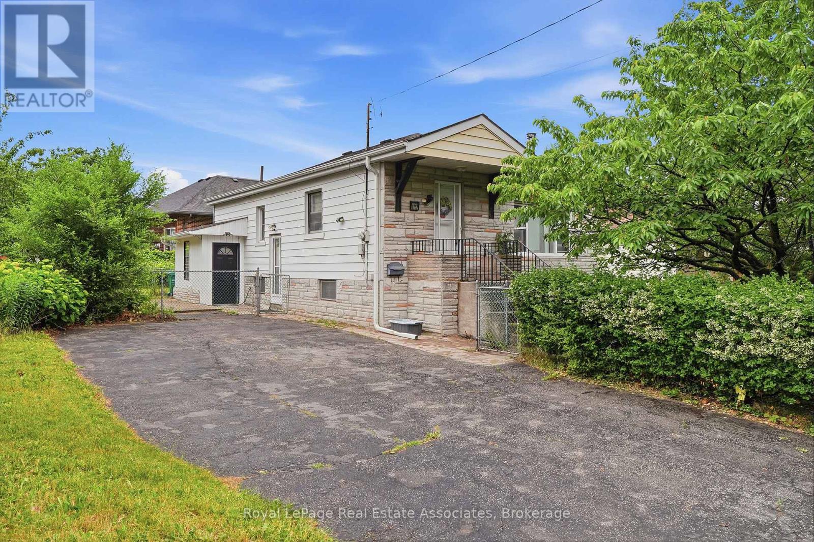 MLS® listing #29951763 for sale located at 1137 HALLIDAY AVENUE