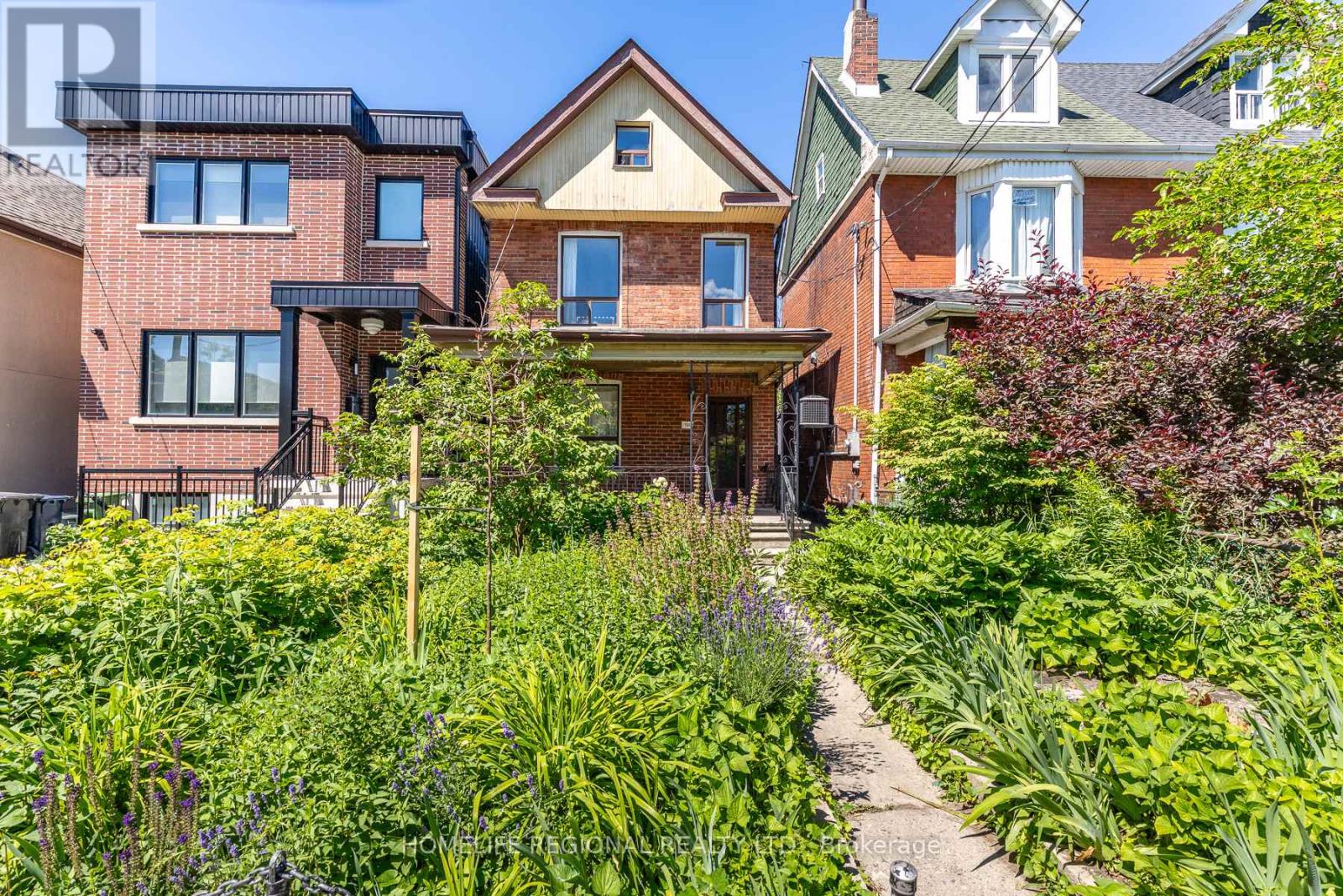 MLS® listing #29953386 for sale located at 122 EMERSON AVENUE