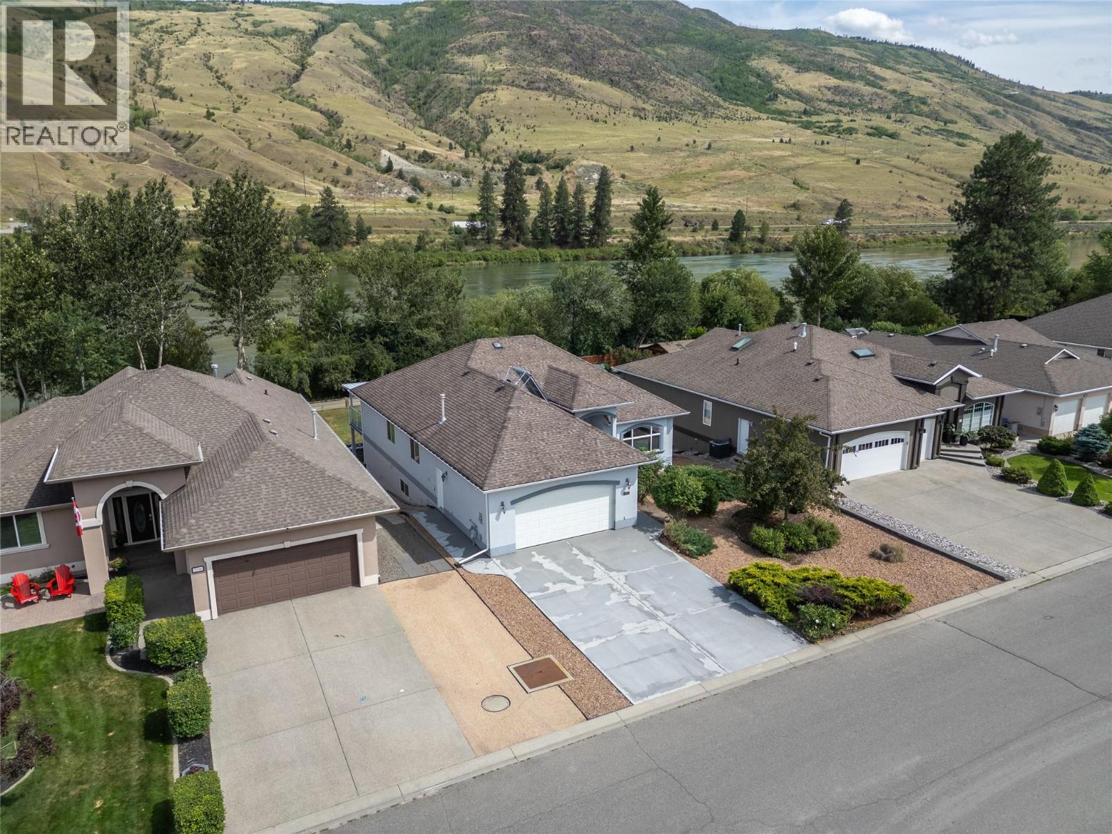 MLS® listing #29953968 for sale located at 3727 OVERLANDER Drive