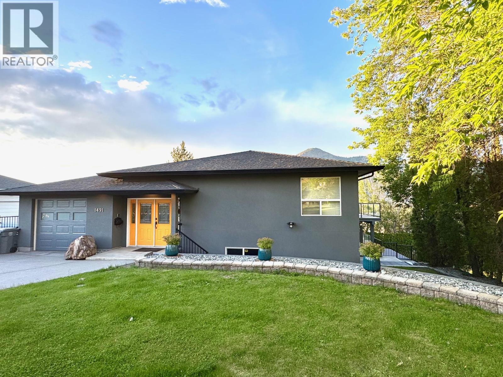 MLS® listing #29955489 for sale located at 1491 Pine Crescent