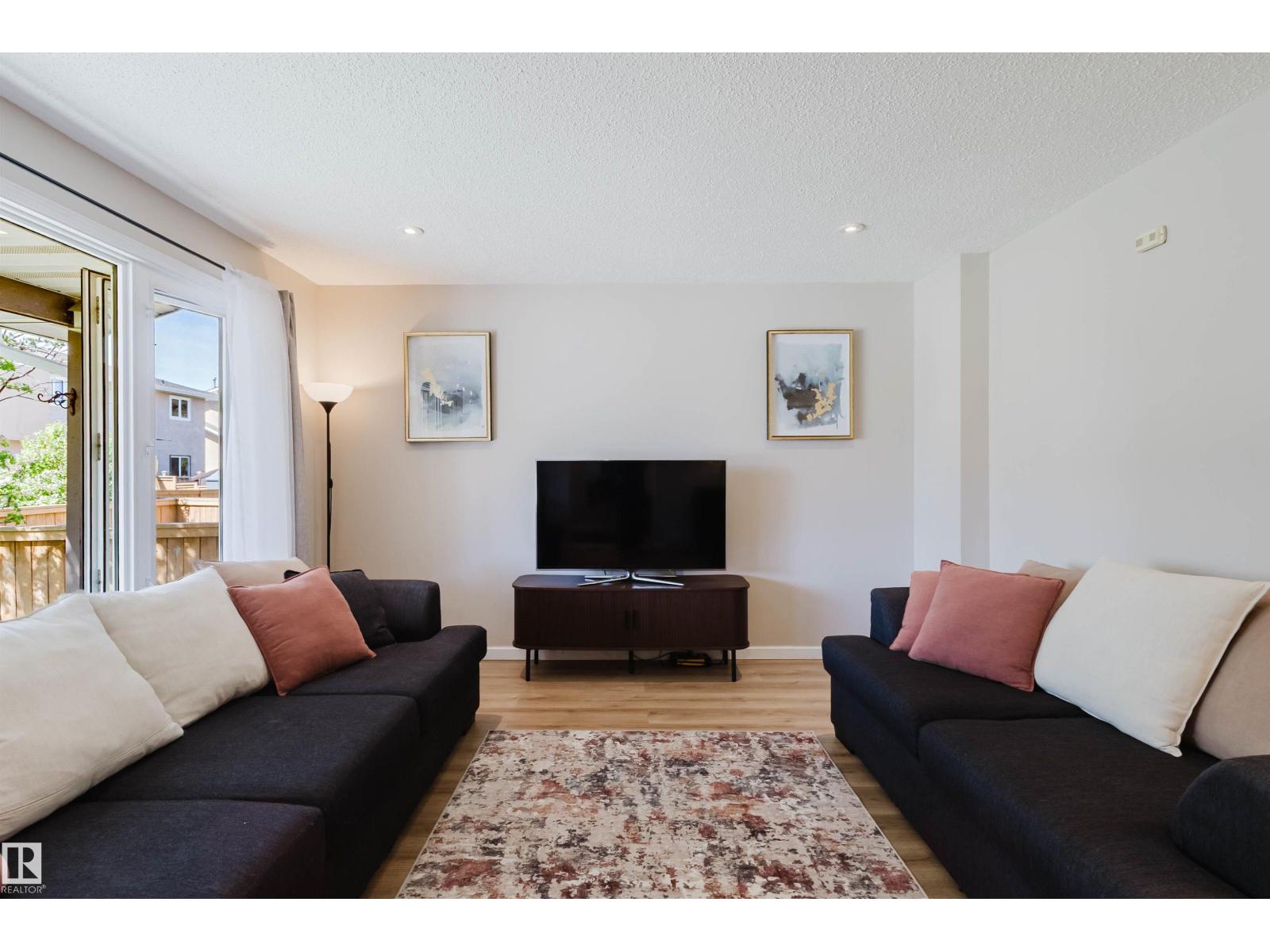 MLS® listing #29955538 for sale located at 10946 BEAUMARIS RD NW