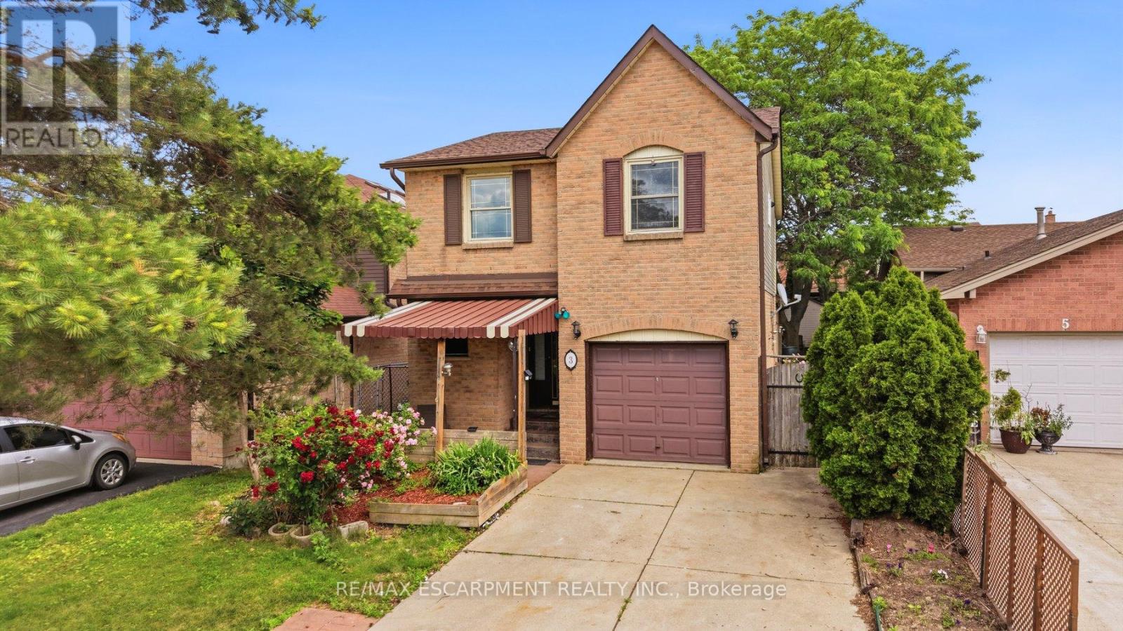 MLS® listing #29957576 for sale located at 3 TWINOAKS CRESCENT