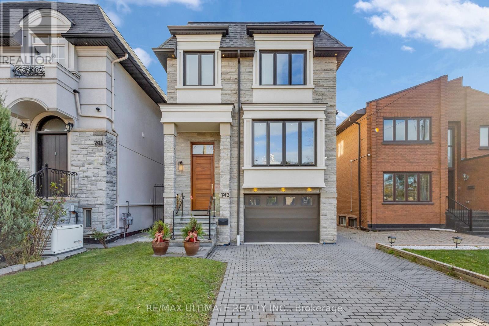 MLS® listing #29960902 for sale located at 743 GLENCAIRN AVENUE