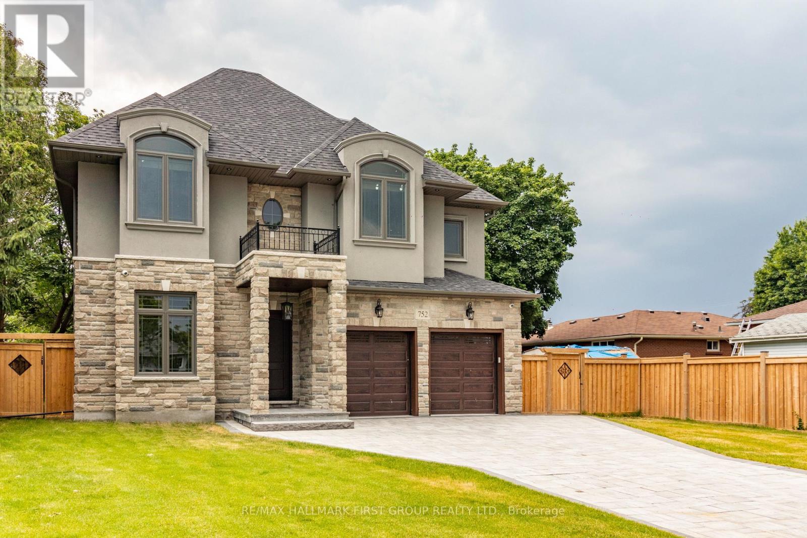 MLS® listing #29962150 for sale located at 752 HILLVIEW CRESCENT
