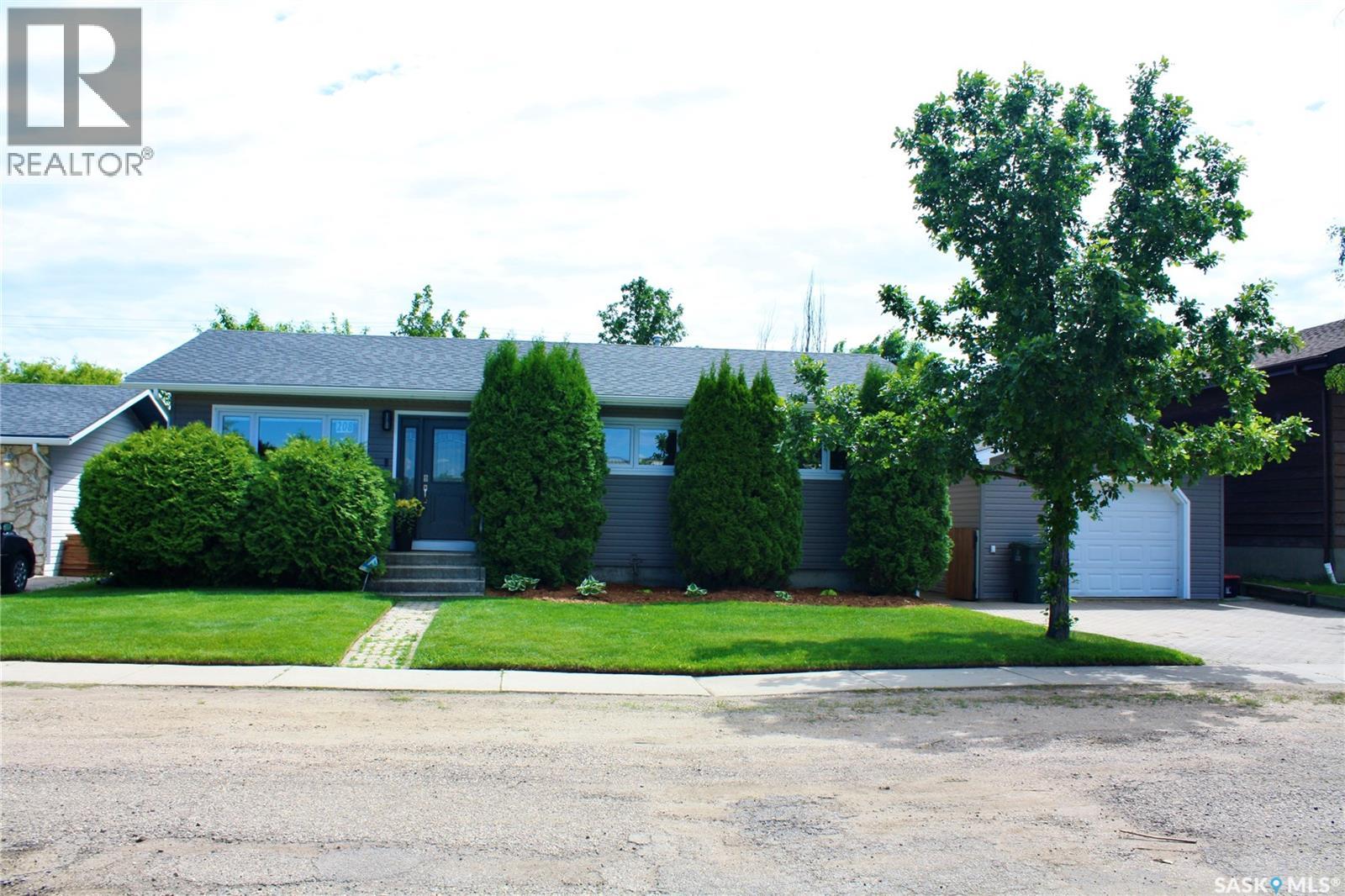MLS® listing #29962367 for sale located at 208 James STREET