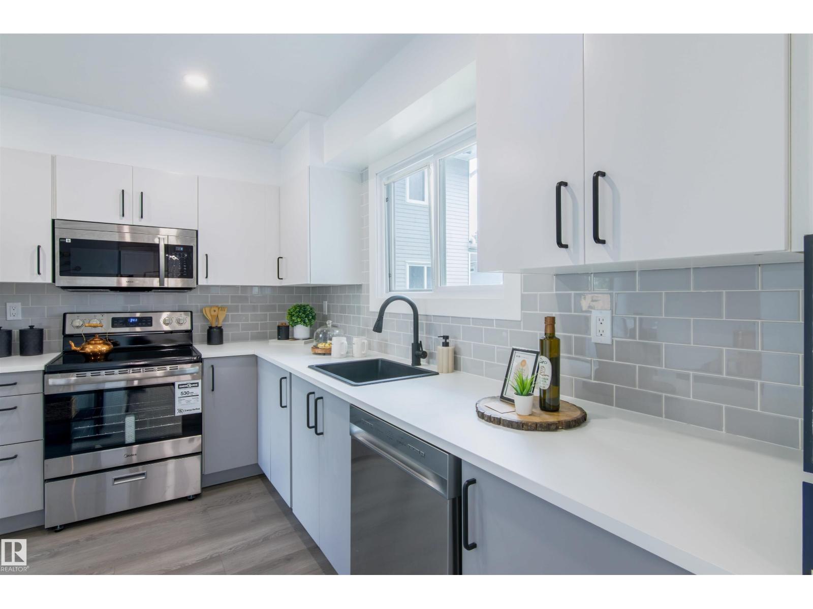 MLS® listing #29964185 for sale located at #33 15710 BEAUMARIS RD NW
