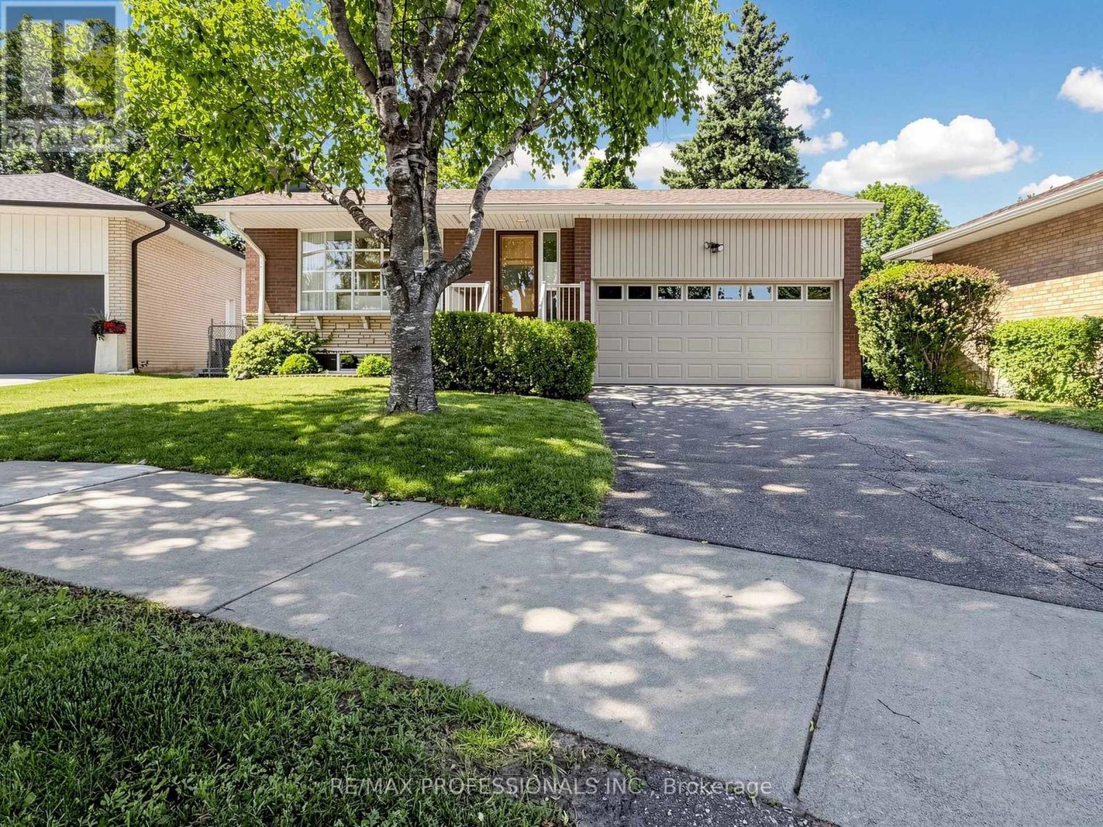MLS® listing #29965113 for sale located at 49 LAURELWOOD CRESCENT