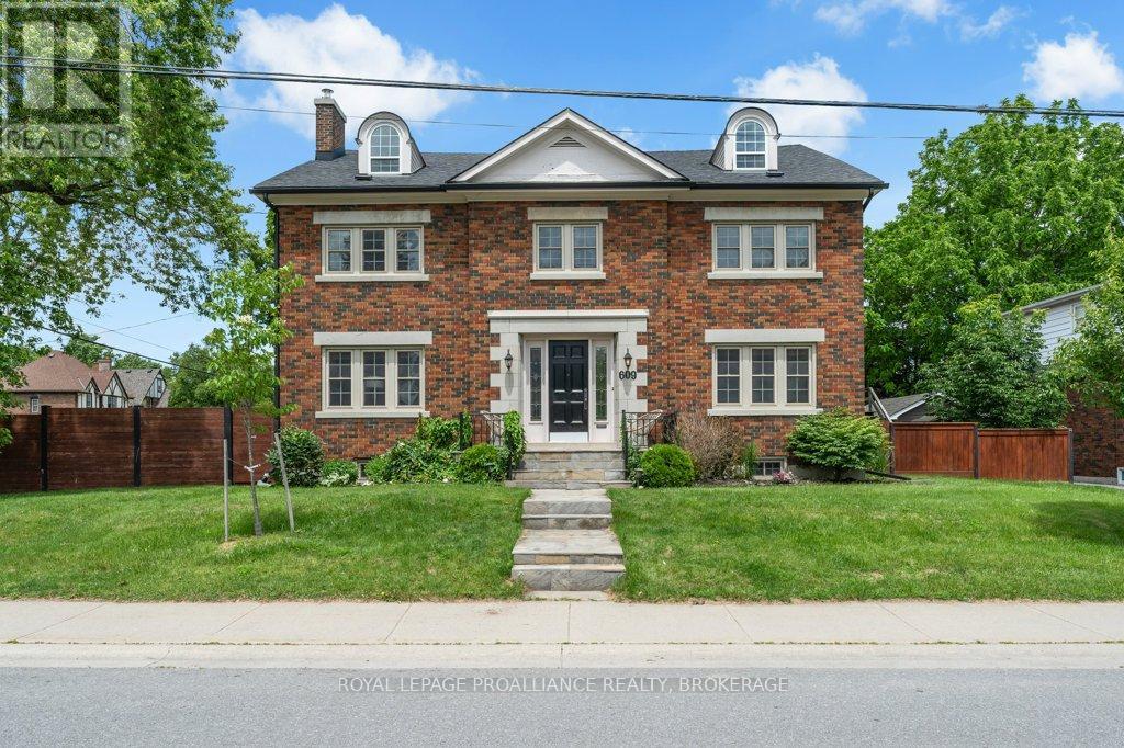 MLS® listing #29965480 for sale located at 609 EARL STREET