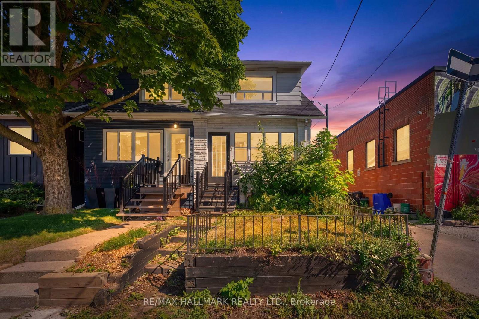 MLS® listing #29969527 for sale located at 2 AMHERST AVENUE