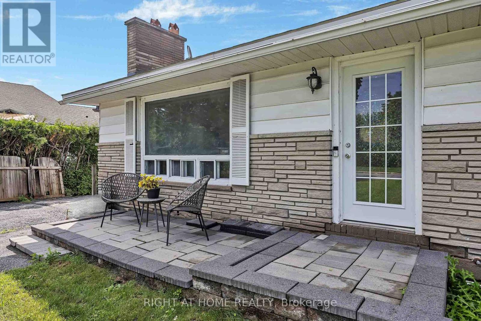 MLS® listing #29985591 for sale located at 24 LARGO CRESCENT S