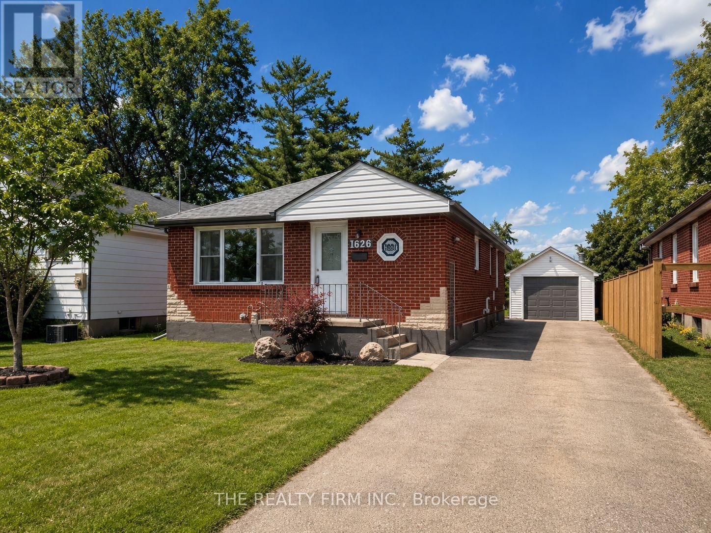 MLS® listing #29987105 for sale located at 1626 LEONARD STREET