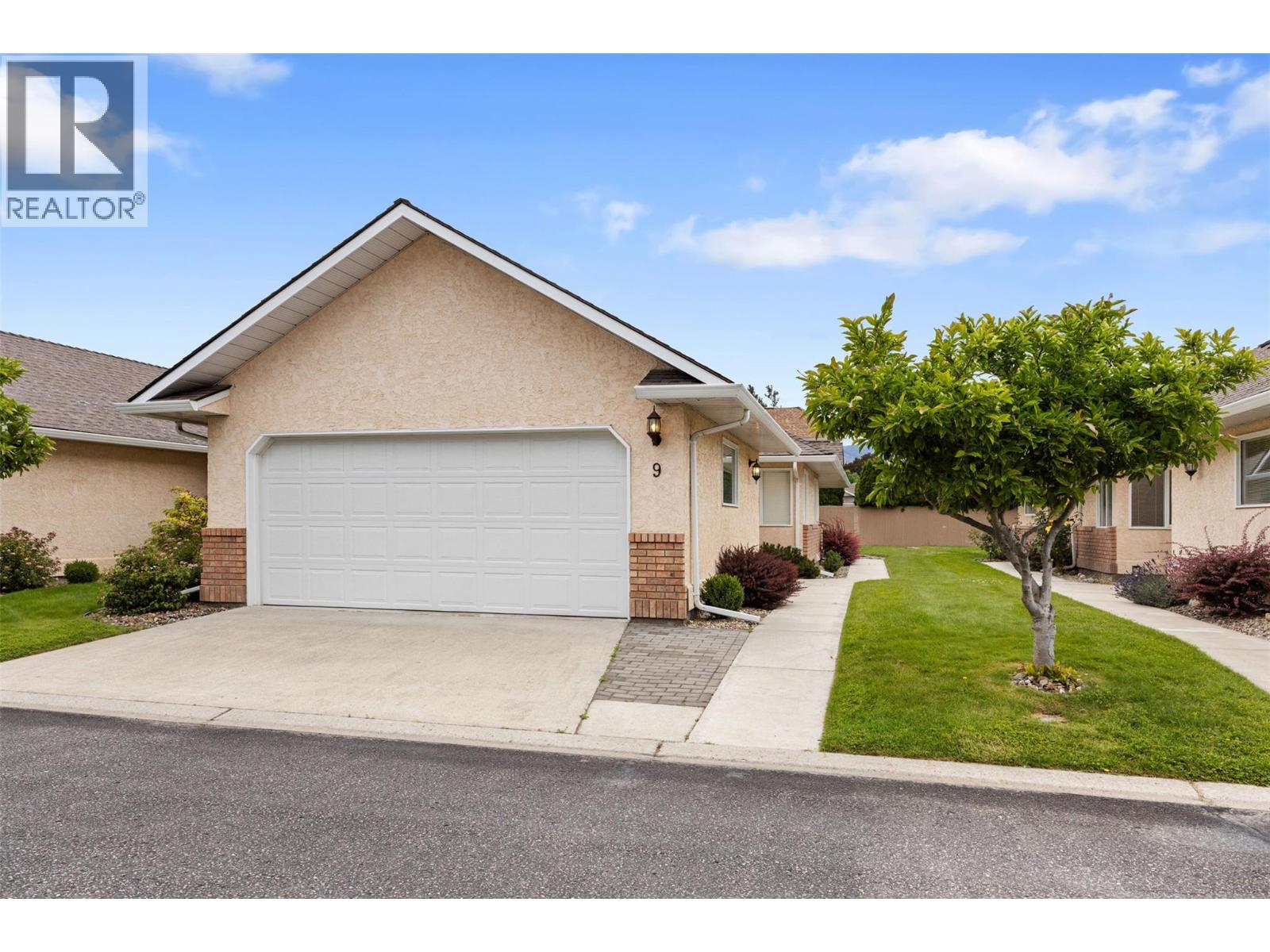 MLS® listing #29988184 for sale located at 1886 Parkview Crescent Unit# 9