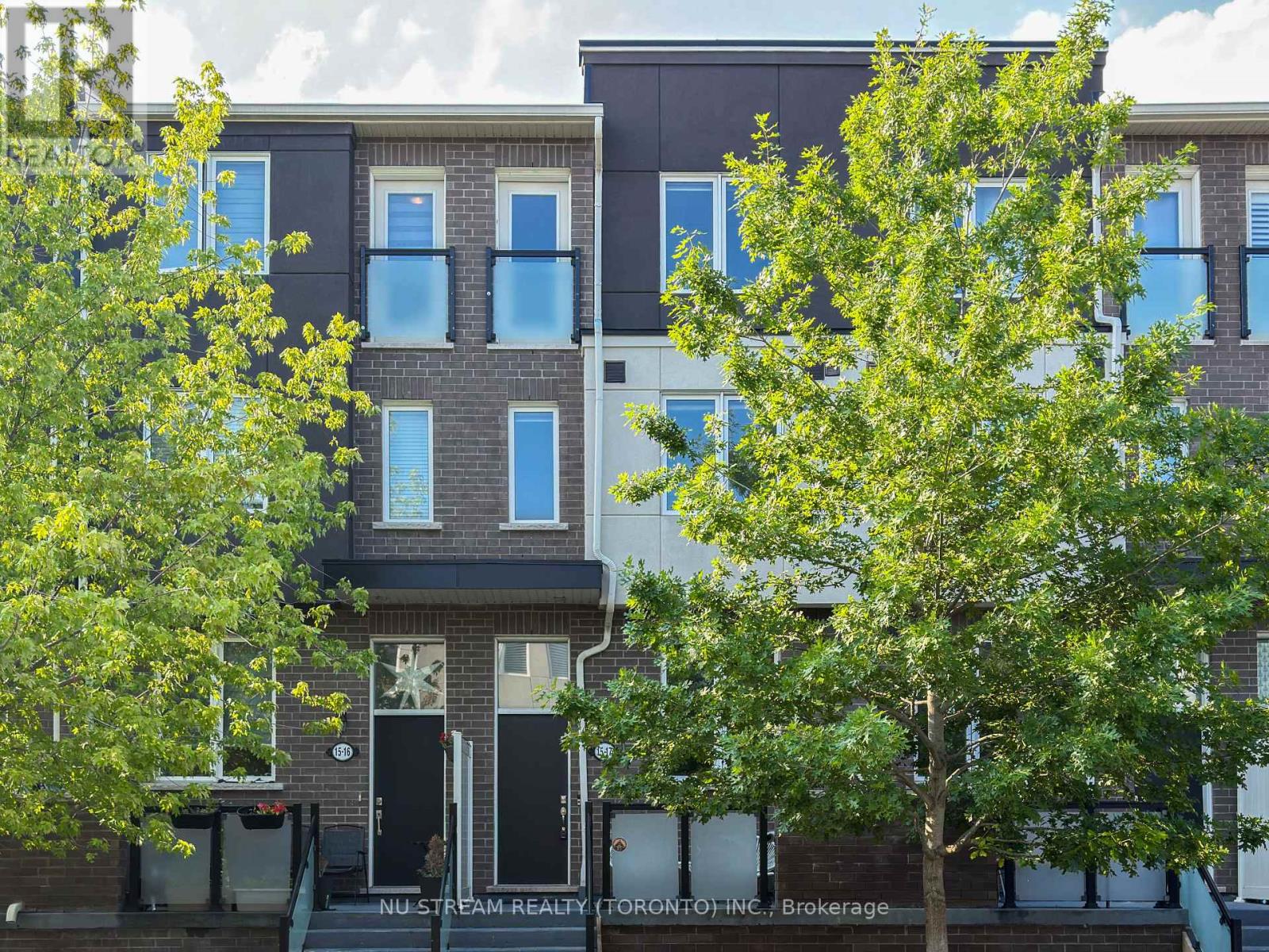 MLS® listing #29988987 for sale located at 17 - 15 HERON PARK PLACE