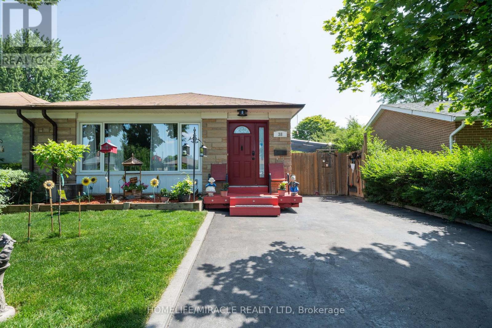 MLS® listing #29990814 for sale located at 38 ASCOT AVENUE