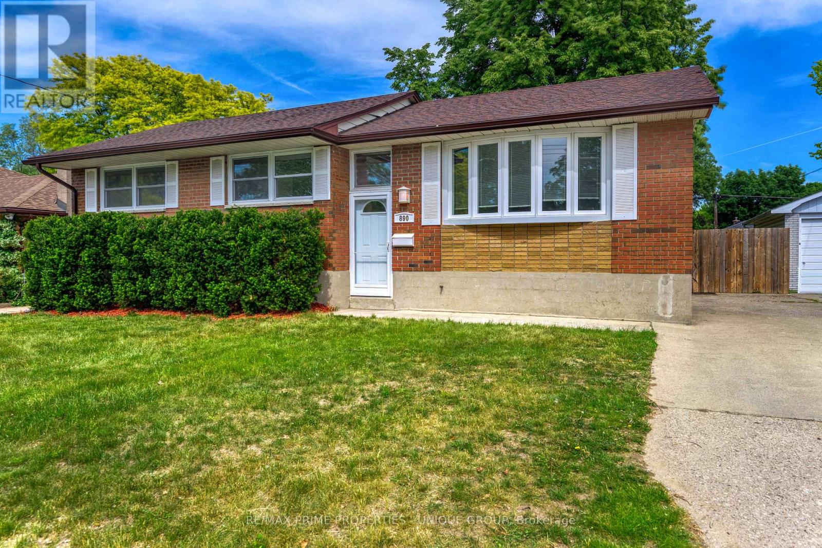 MLS® listing #29990902 for sale located at 890 HOLLANDS AVENUE