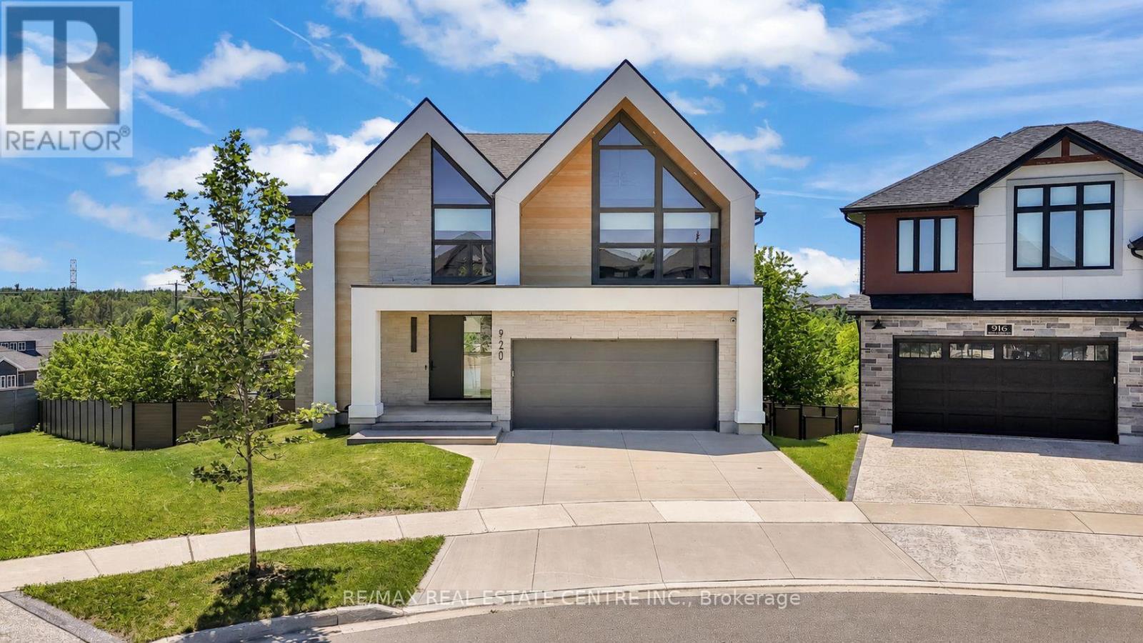 MLS® listing #29992094 for sale located at 920 THOMAS PEDDER COURT