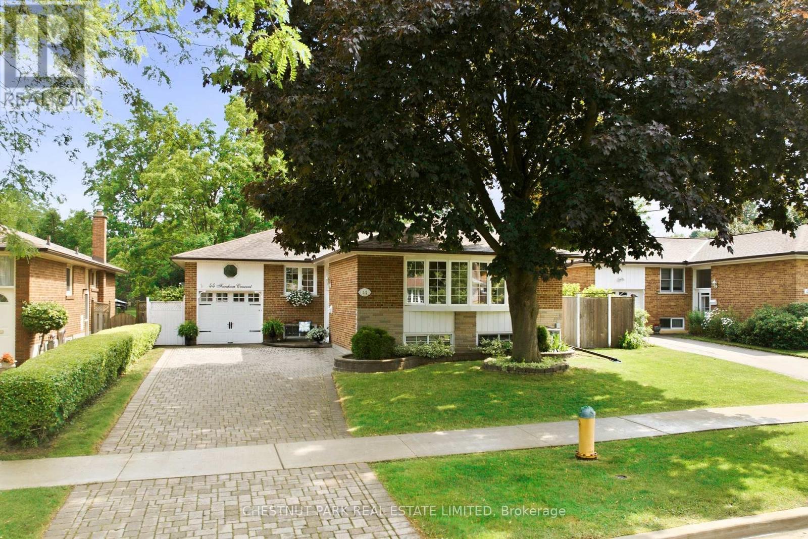 MLS® listing #29992616 for sale located at 44 FAREHAM CRESCENT