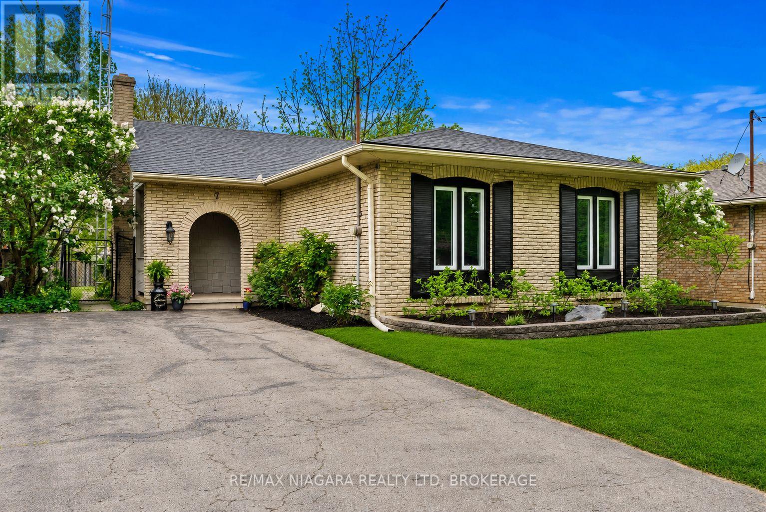 MLS® listing #29992647 for sale located at 7 AMEER DRIVE