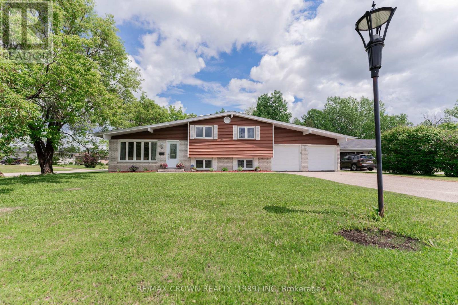 MLS® listing #29995204 for sale located at 11 KENT PLACE