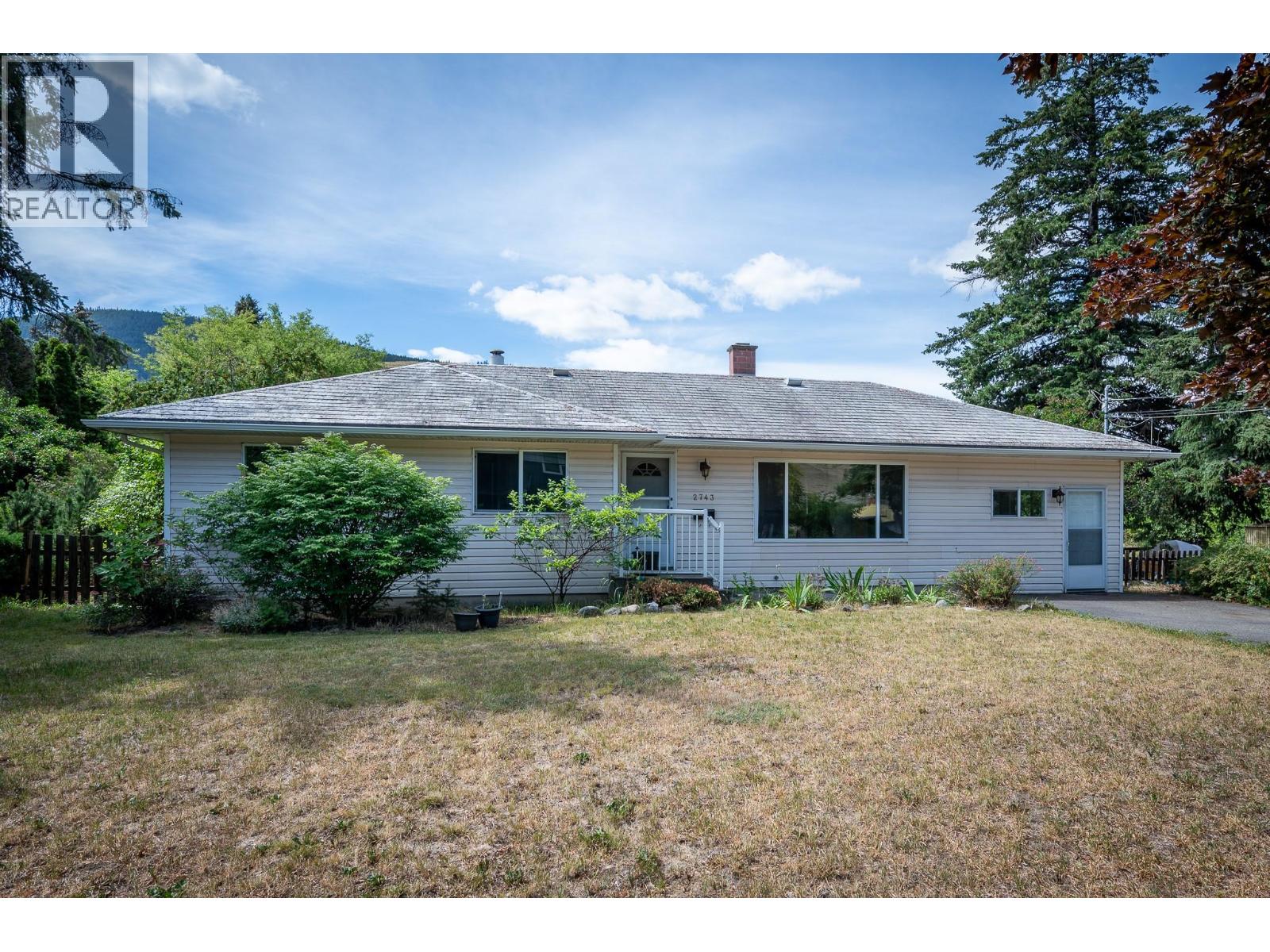 MLS® listing #29996530 for sale located at 2743 THOMPSON Drive