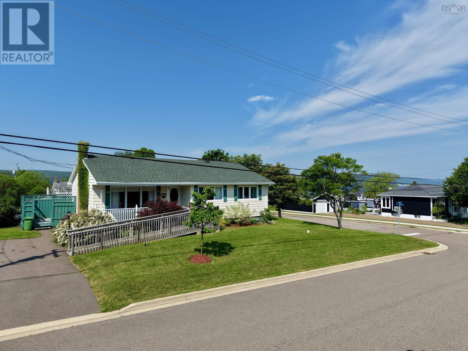 MLS® listing #29997976 for sale located at 39 Napean St.