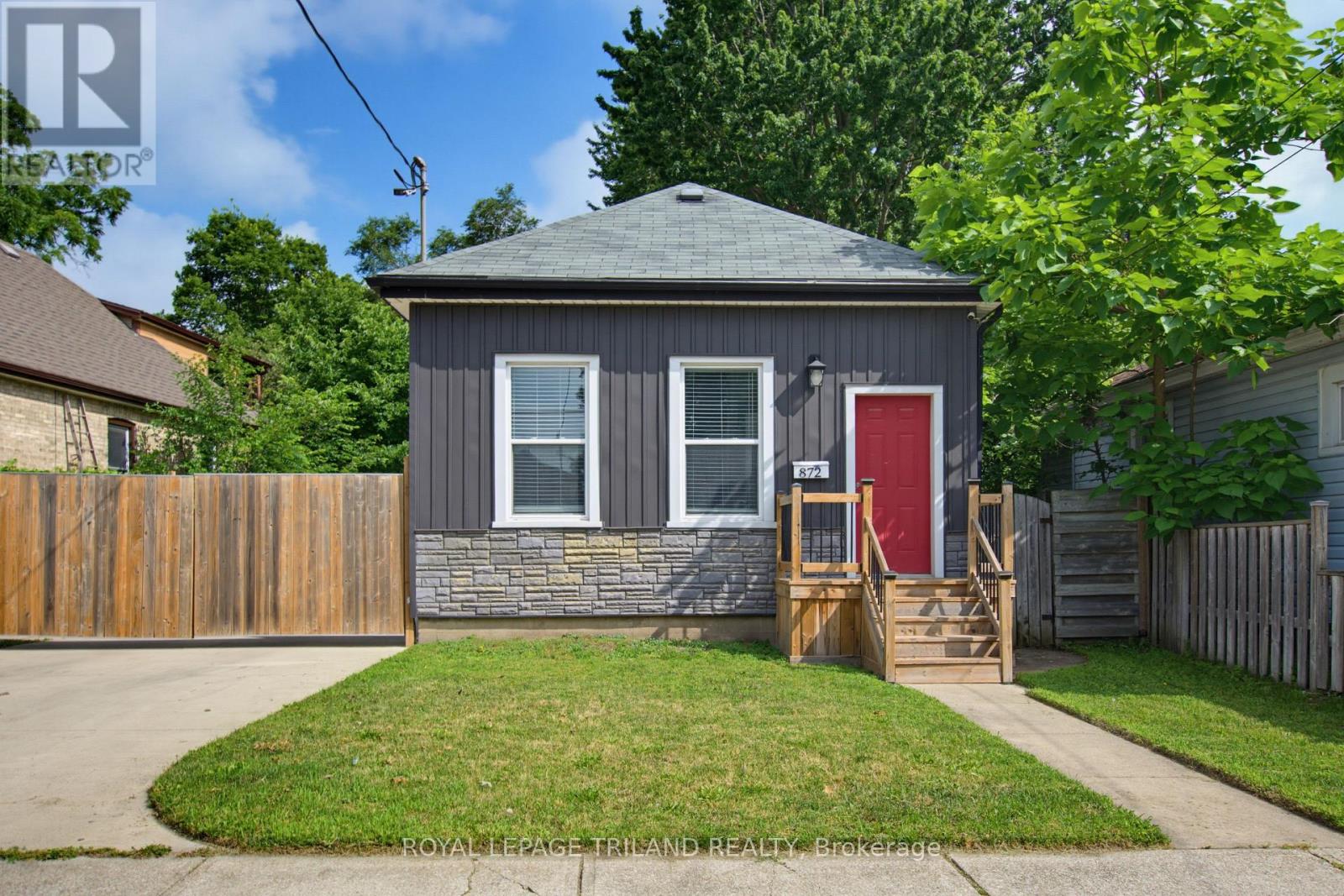 MLS® listing #29998063 for sale located at 872 STEDWELL STREET